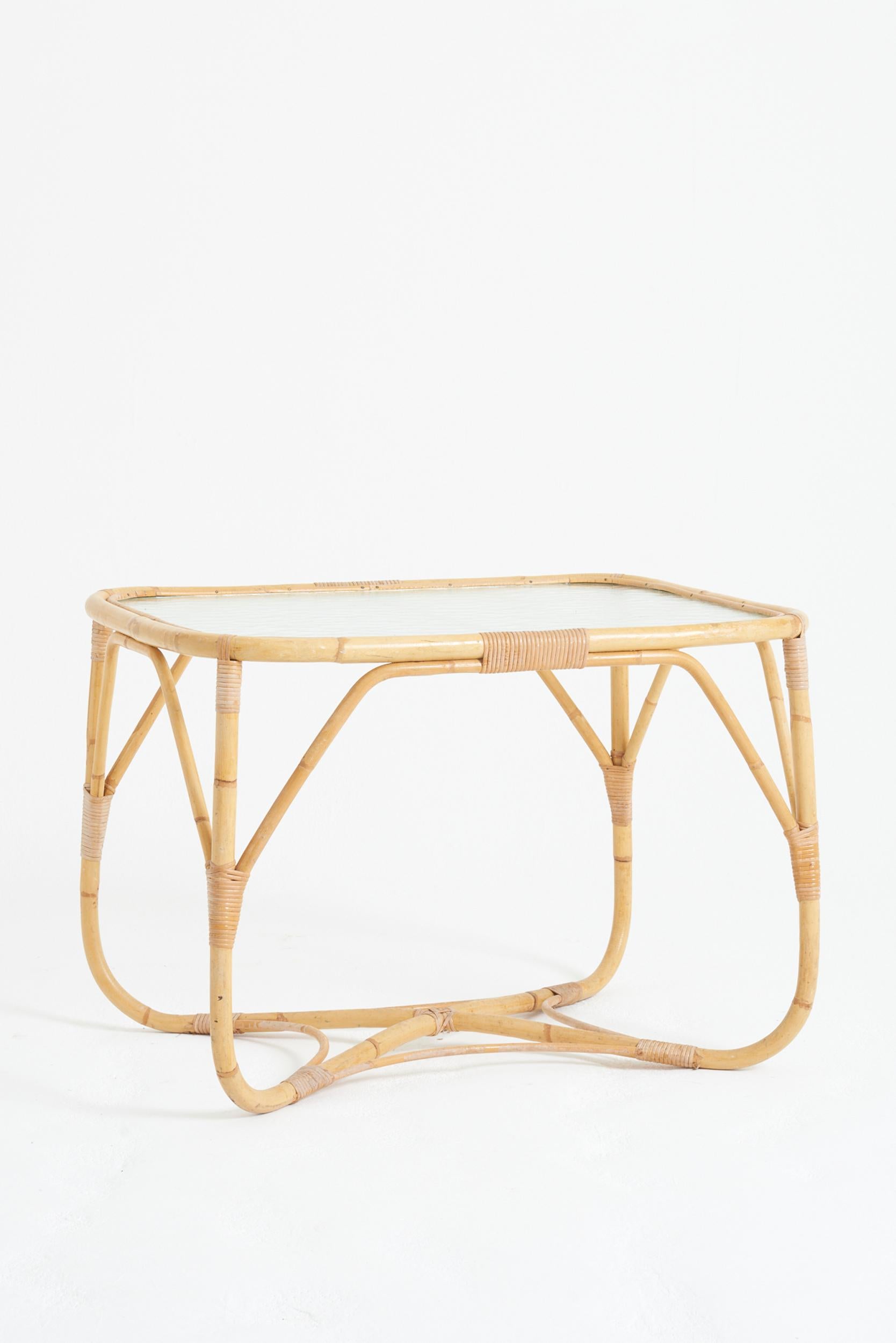 Table basse en bambou et rotin, avec plateau en verre
France, milieu du 20e siècle
