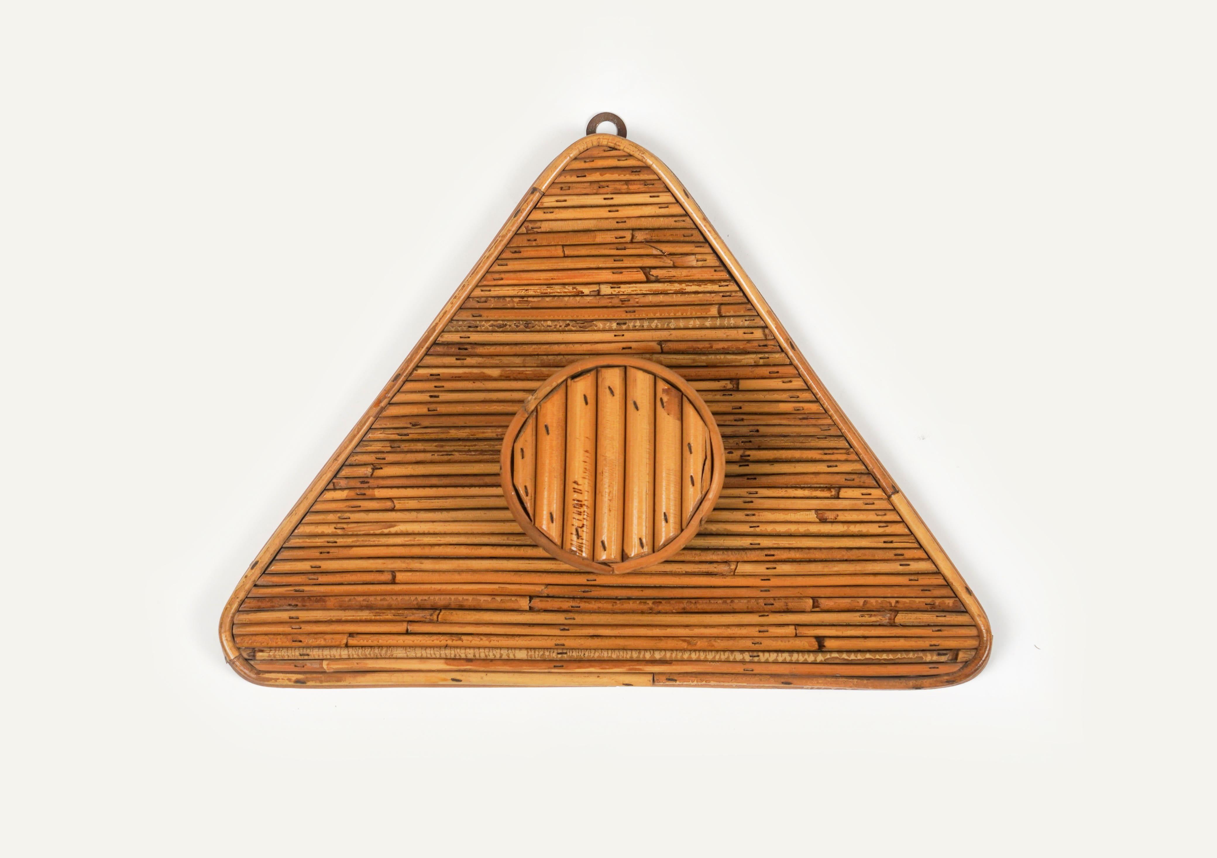 Magnifique porte-manteau triangulaire du milieu du siècle en bambou et rotin dans le style de Viavai Del Sud.

Fabriqué en Italie dans les années 1960.

Vivai del sud, Gabriella Crespi et Arpex étaient les trois principaux studios de design dans