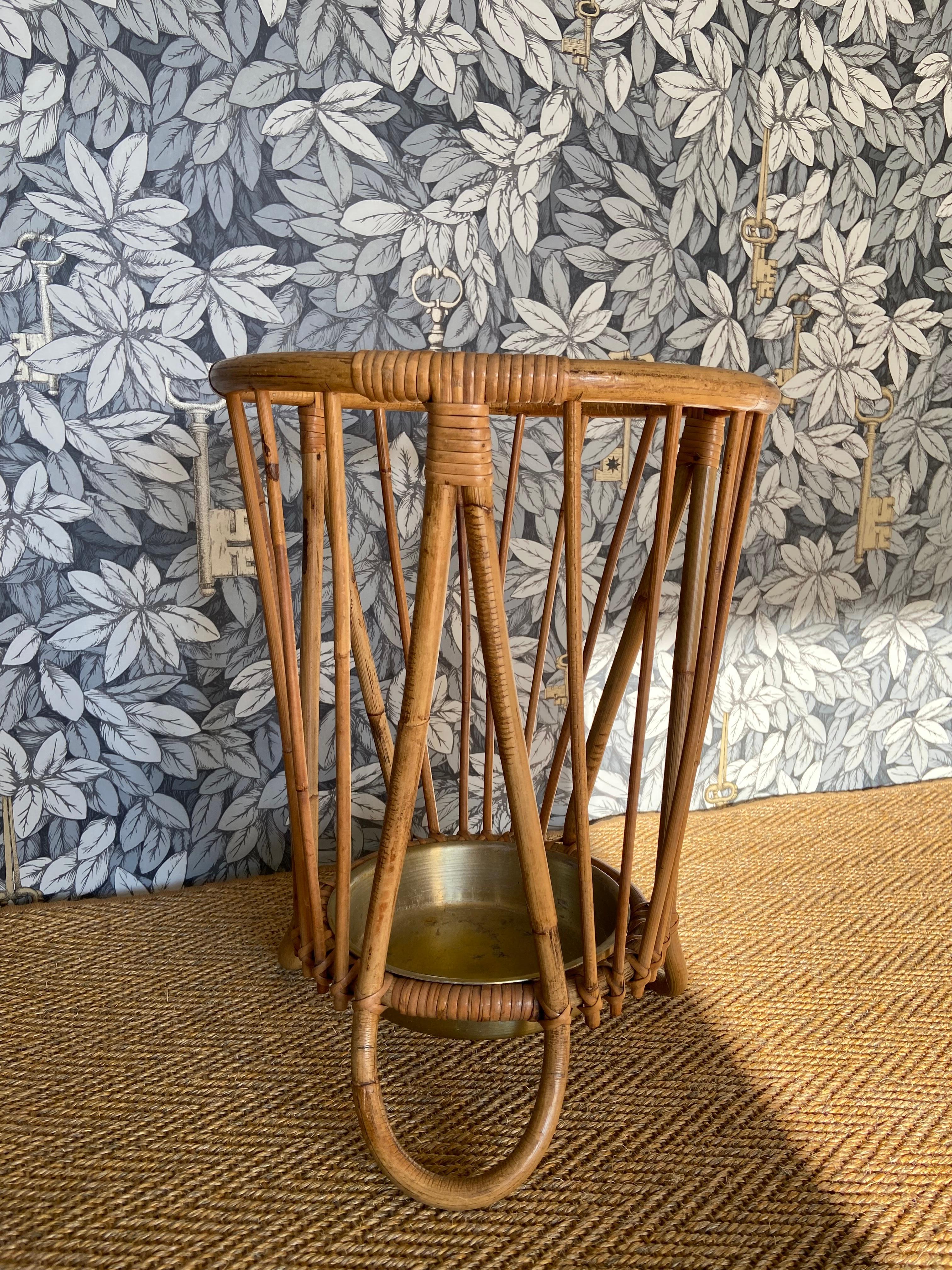 Mid-Century moderno Portaombrelli in bambù e rattan con vassoio per sgocciolare in metallo nello stile di Franco Alb in vendita