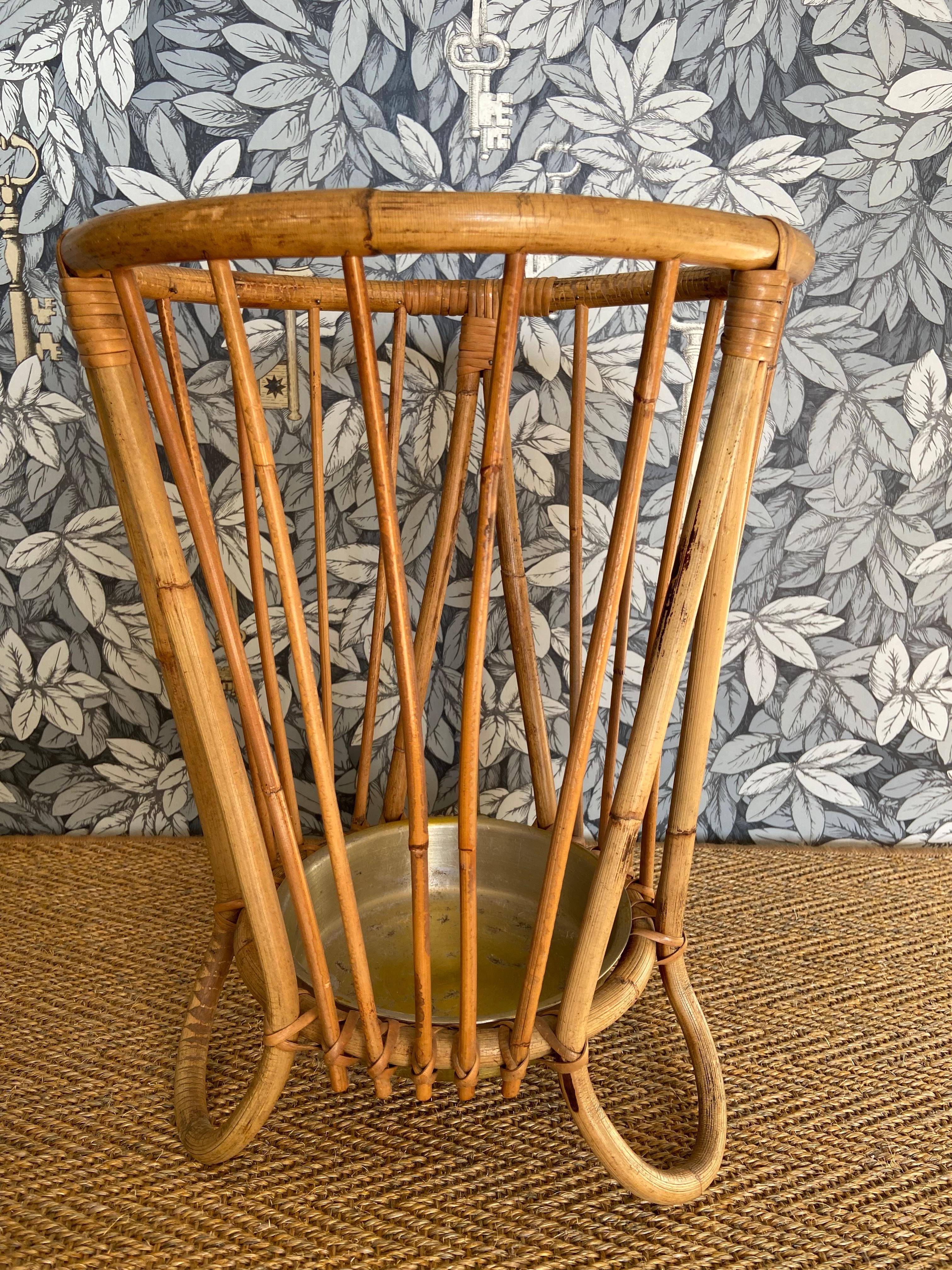 Portaombrelli in bambù e rattan con vassoio per sgocciolare in metallo nello stile di Franco Alb In condizioni buone in vendita a Cork, IE