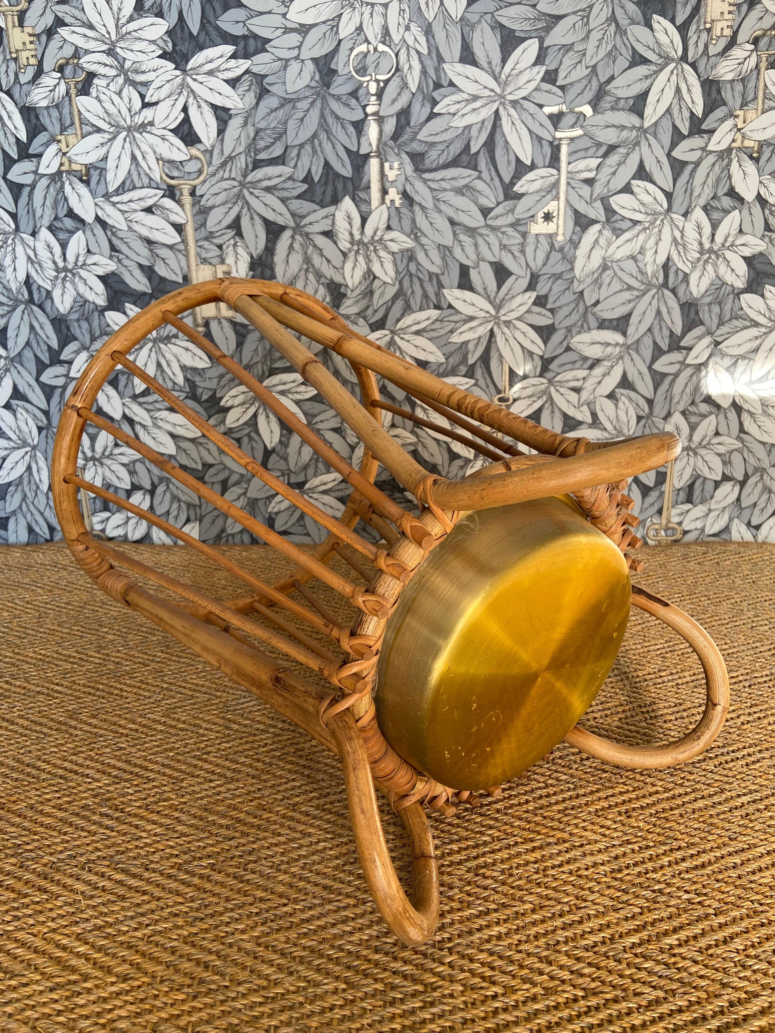 Metà XX secolo Portaombrelli in bambù e rattan con vassoio per sgocciolare in metallo nello stile di Franco Alb in vendita