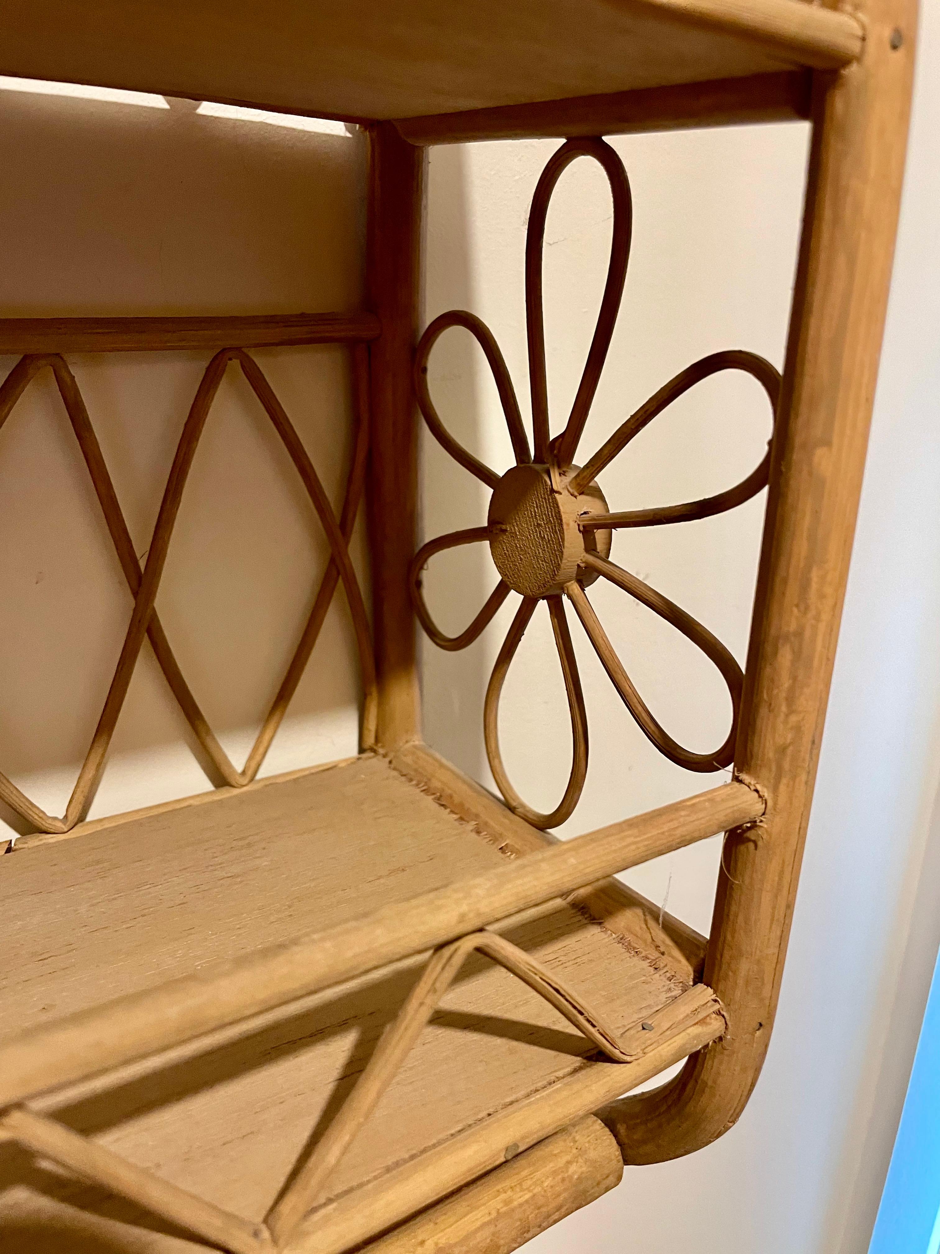  Estantería de pared de bambú y ratán con dos estantes y dos toalleros. Acabado natural. En buen estado general y robusto, con un ligero desgaste por el uso y el paso del tiempo. Podría ser ideal para un tocador o una despensa. Dos anillas para