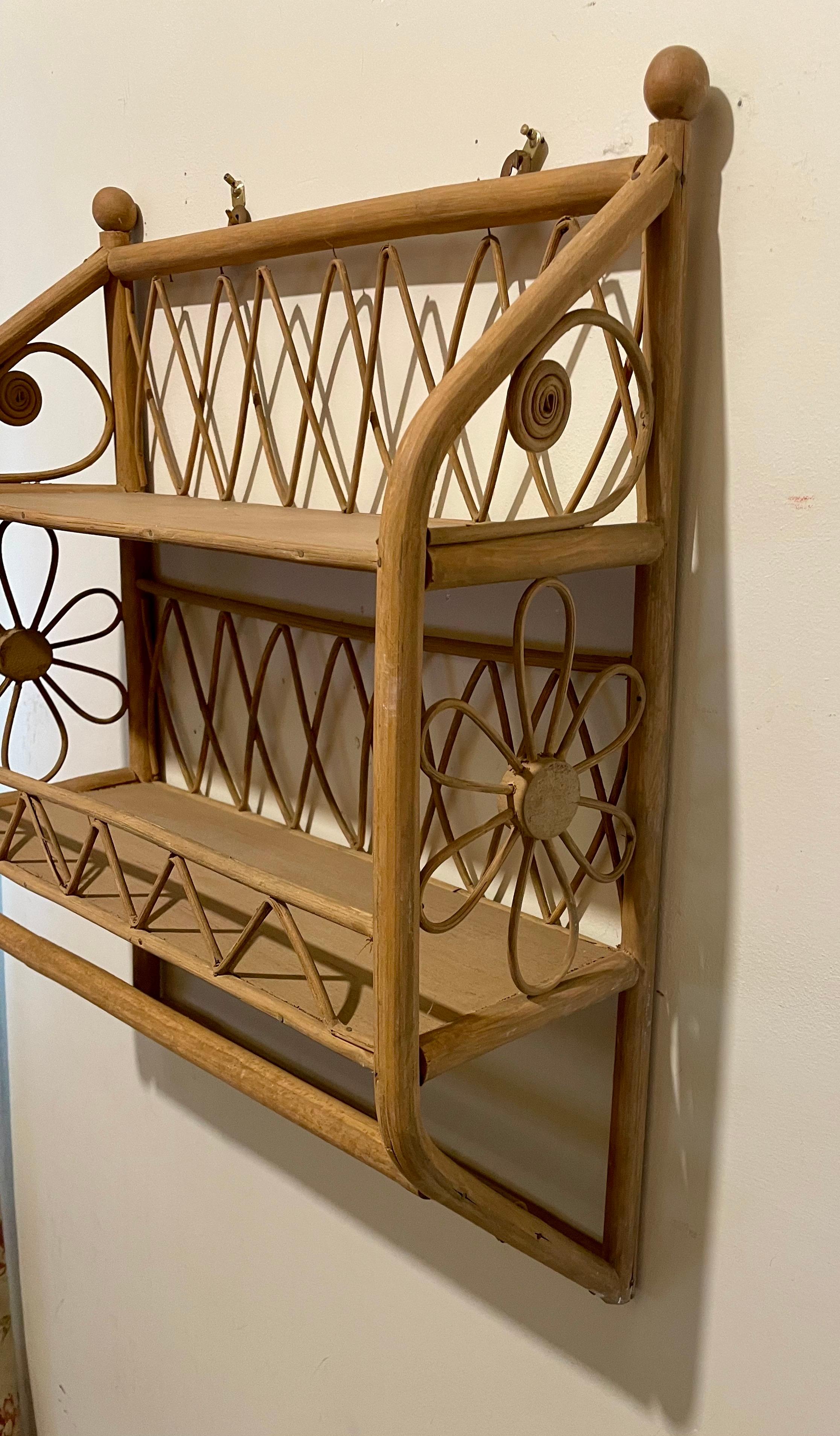 Estantería de pared de bambú y ratán mediados del siglo XX en venta