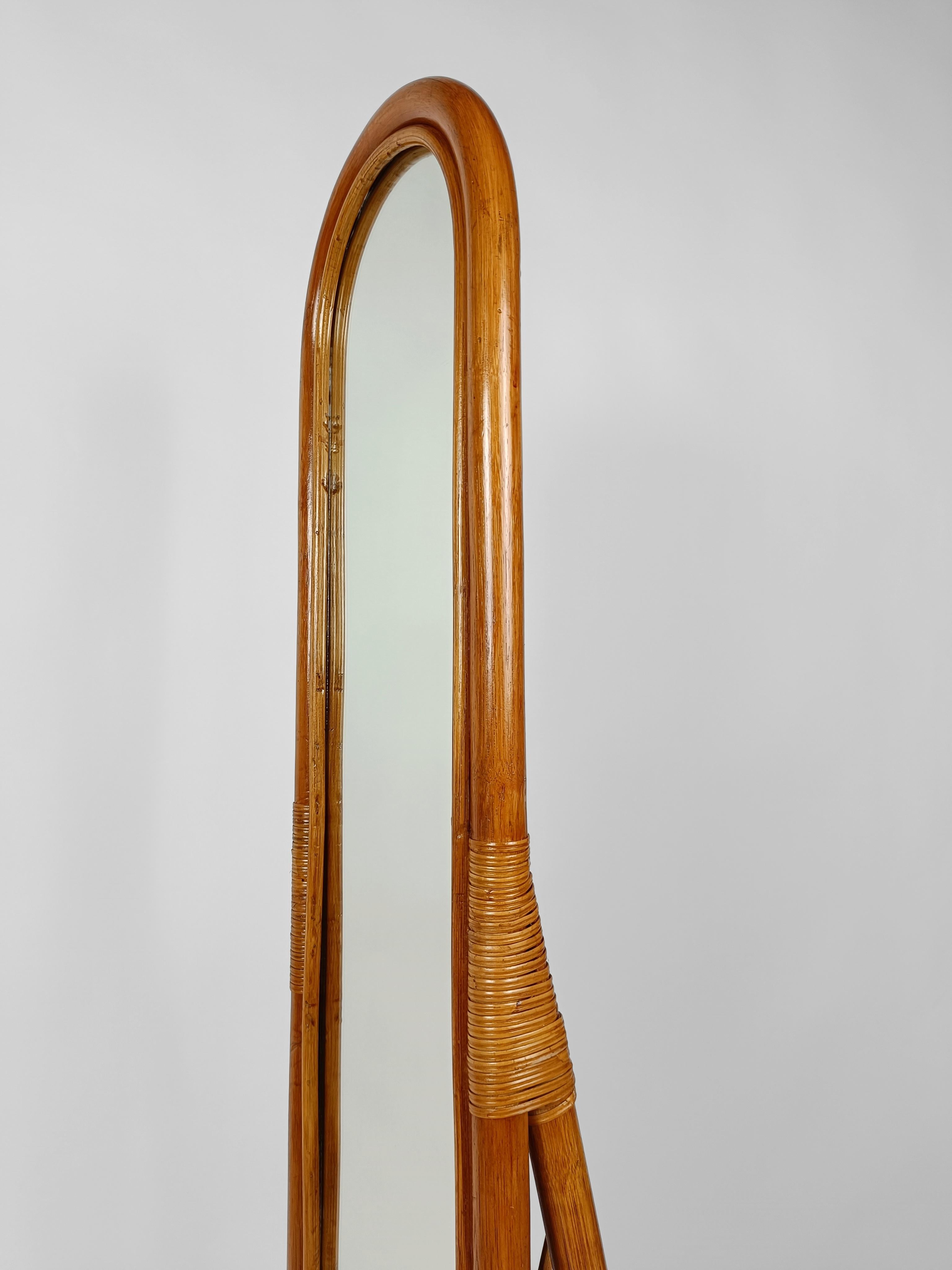 Gewebt aus Bambus und Rattan  Drehbarer Standspiegel in voller Länge, Italien 1970er Jahre (Moderne der Mitte des Jahrhunderts) im Angebot