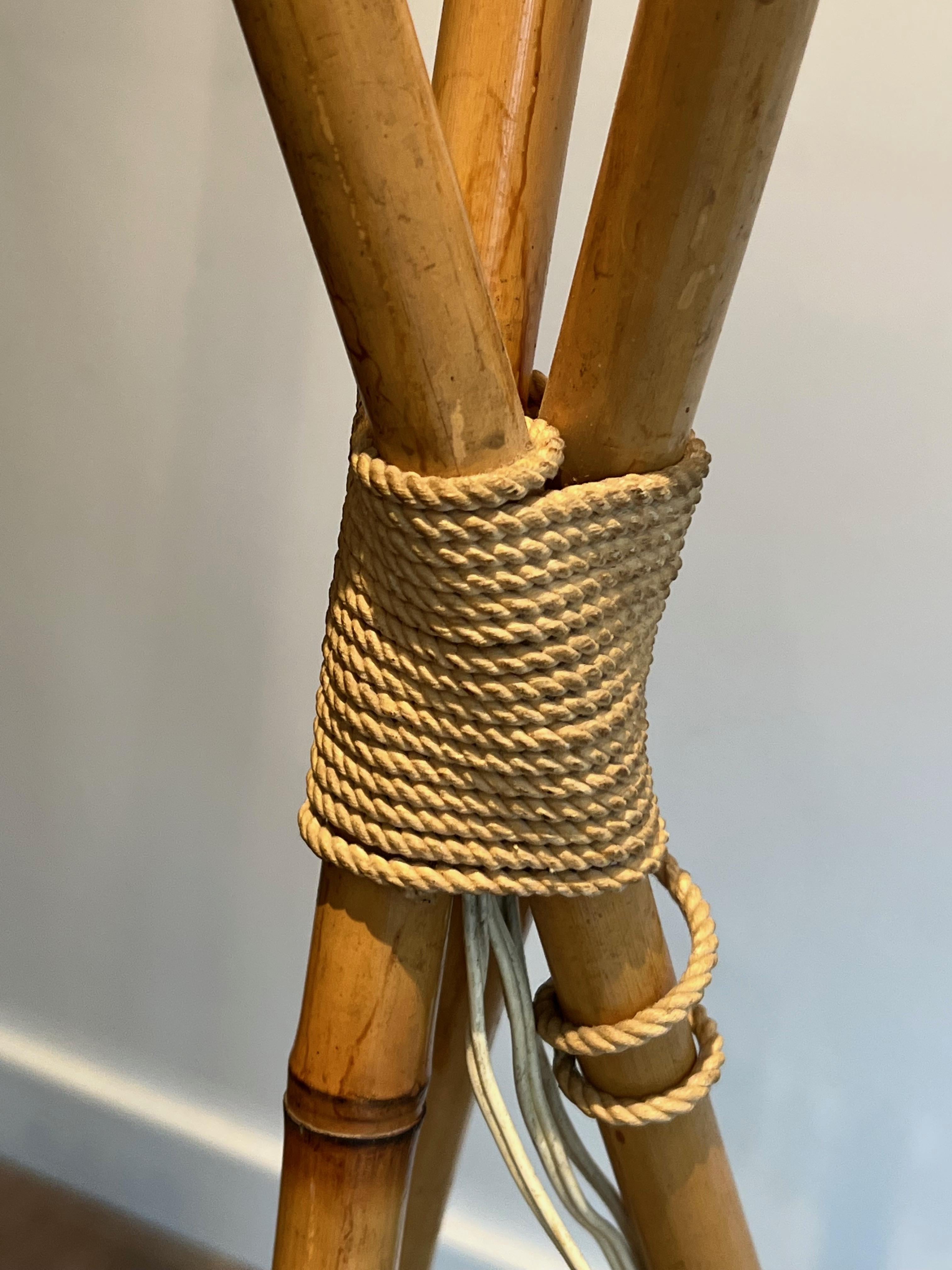 Lampada da terra a 3 luci in bambù e corda. Opera francese nello stile di Audoux Minet. in vendita 8