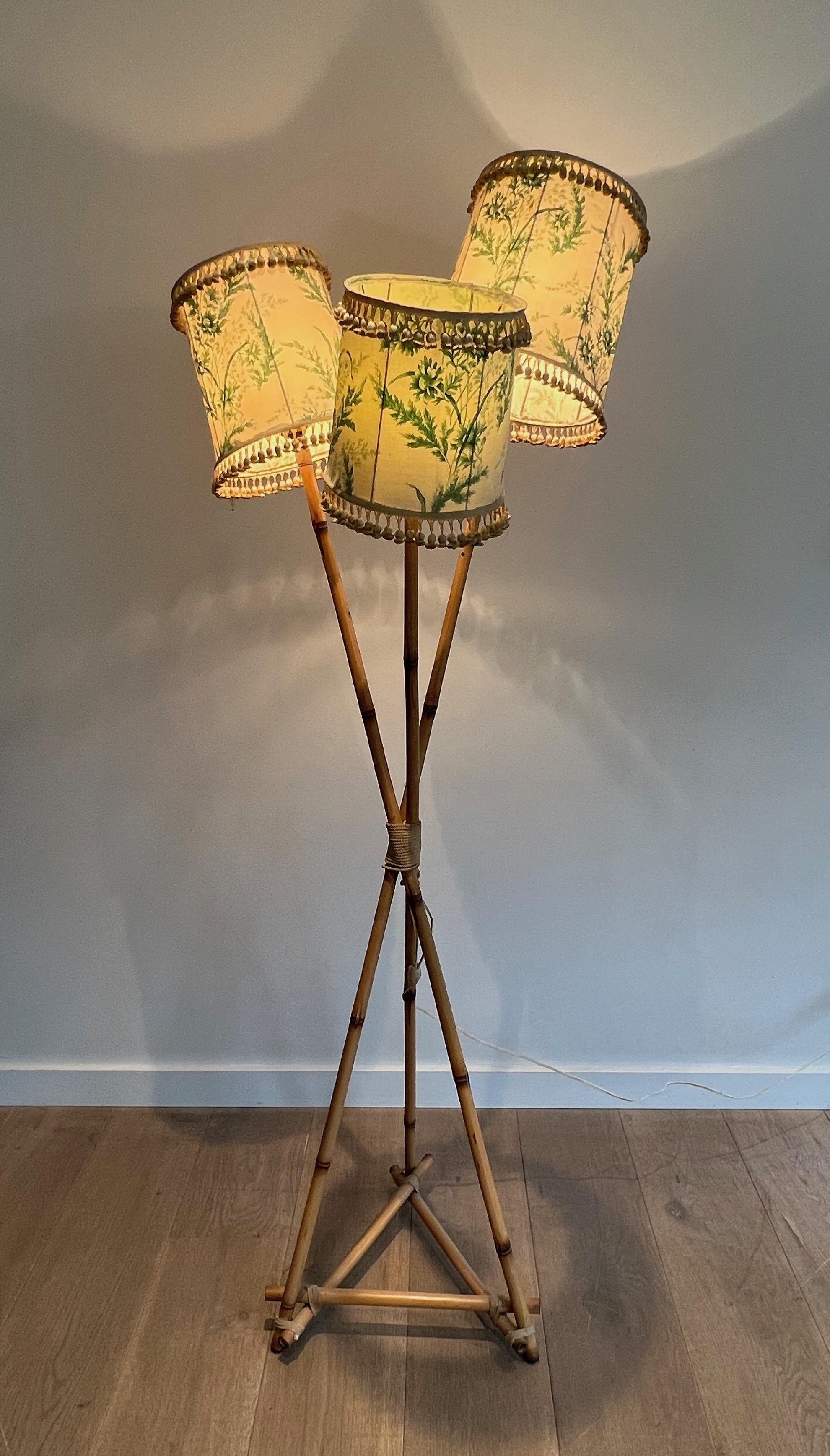 Questa insolita lampada da terra a 3 luci è realizzata in bambù e corda. Si tratta di un'opera francese nello stile dei famosi designer Audoux Minet. Circa 1970