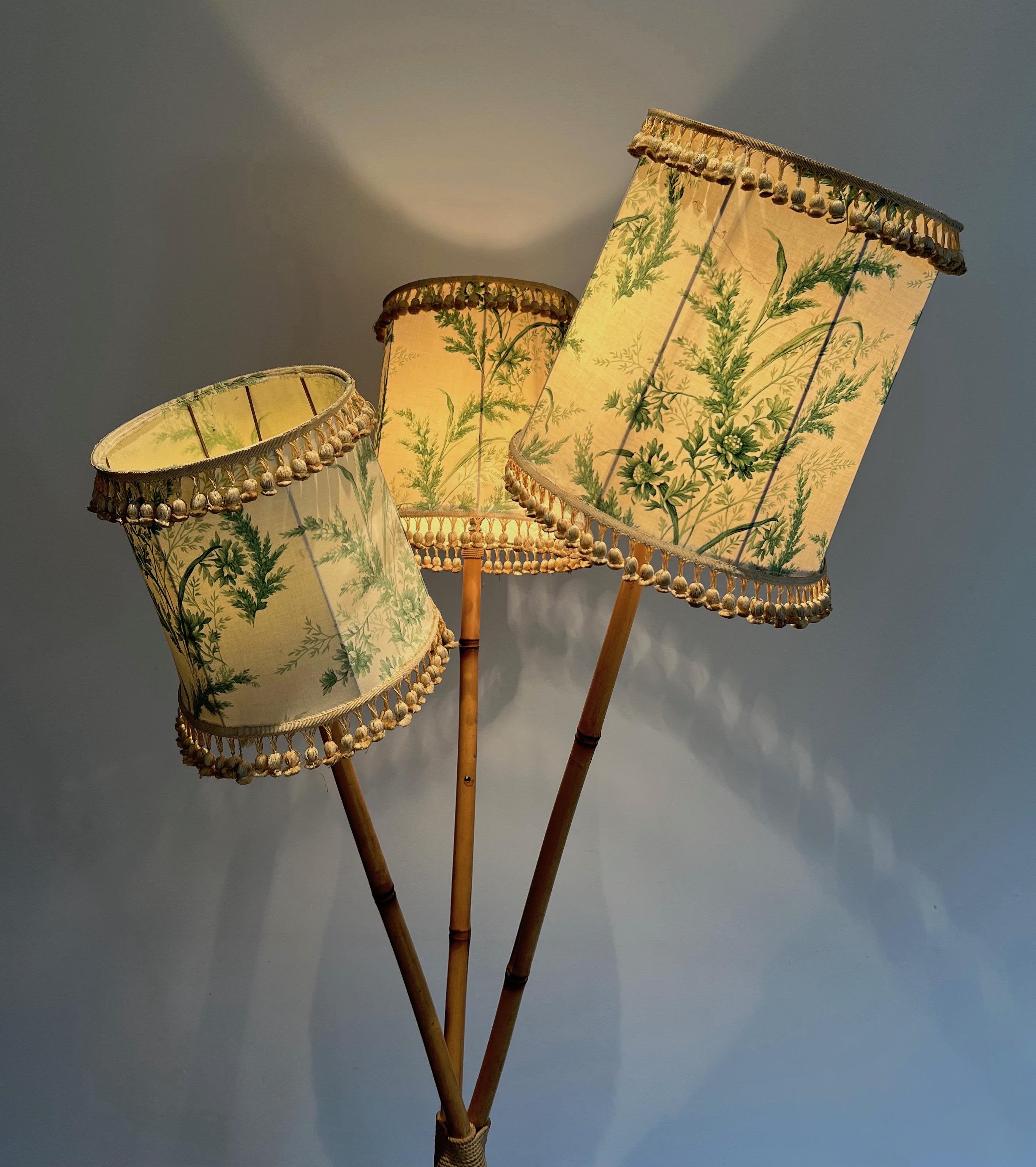 Mid-Century moderno Lampada da terra a 3 luci in bambù e corda. Opera francese nello stile di Audoux Minet. in vendita
