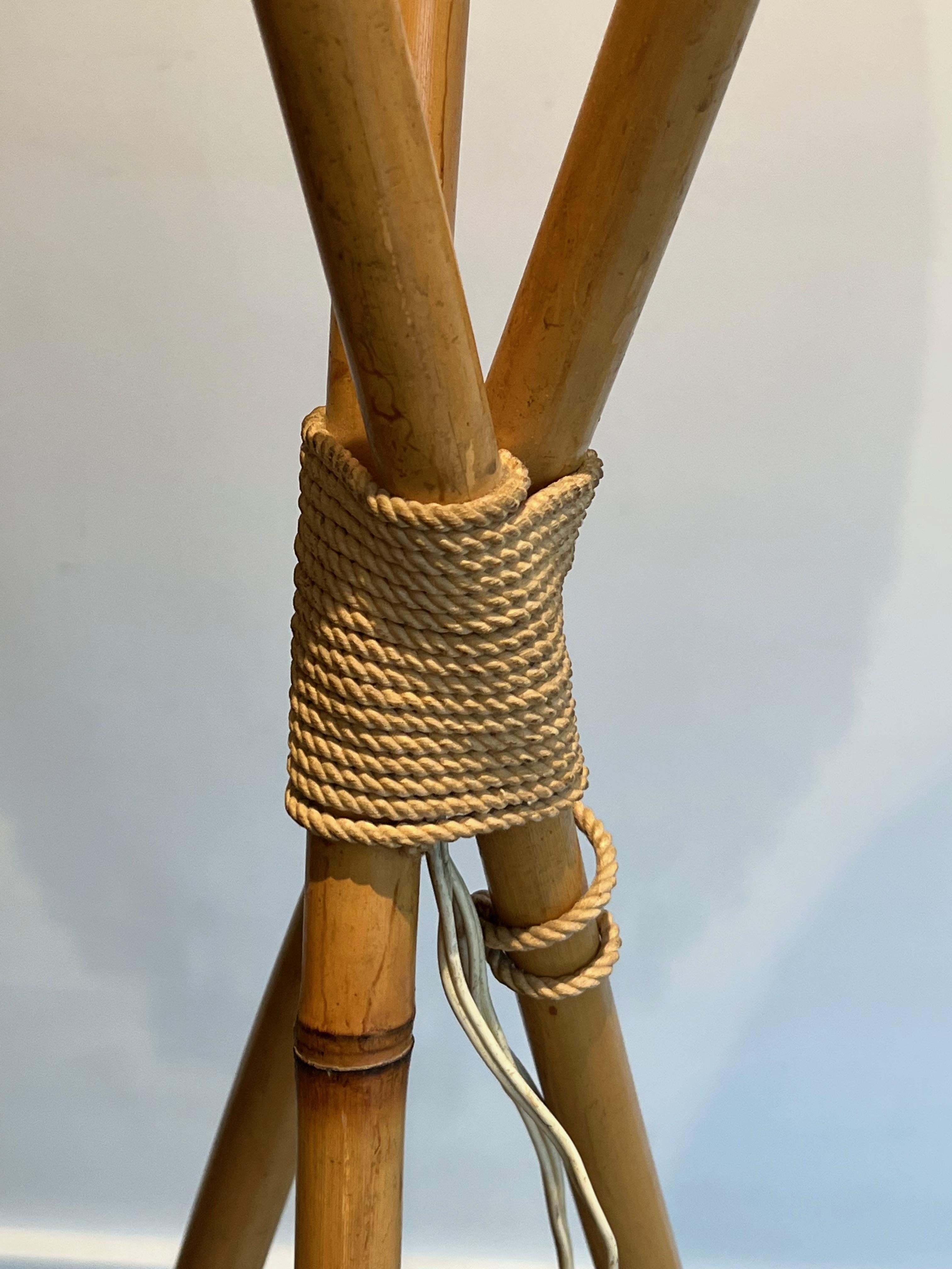 Lampada da terra a 3 luci in bambù e corda. Opera francese nello stile di Audoux Minet. In condizioni buone in vendita a Marcq-en-Barœul, Hauts-de-France