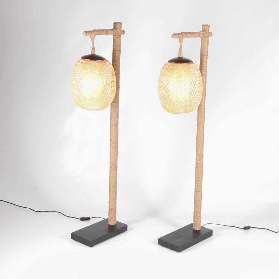 Mid-Century moderno Lampada da terra in bambù e corda in vendita