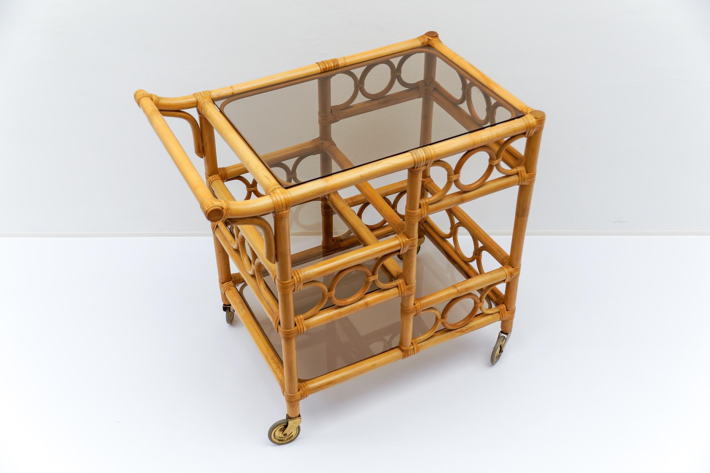Chariot de bar en bambou et verre fumé avec porte-bouteilles, 1950, Italie en vente 3
