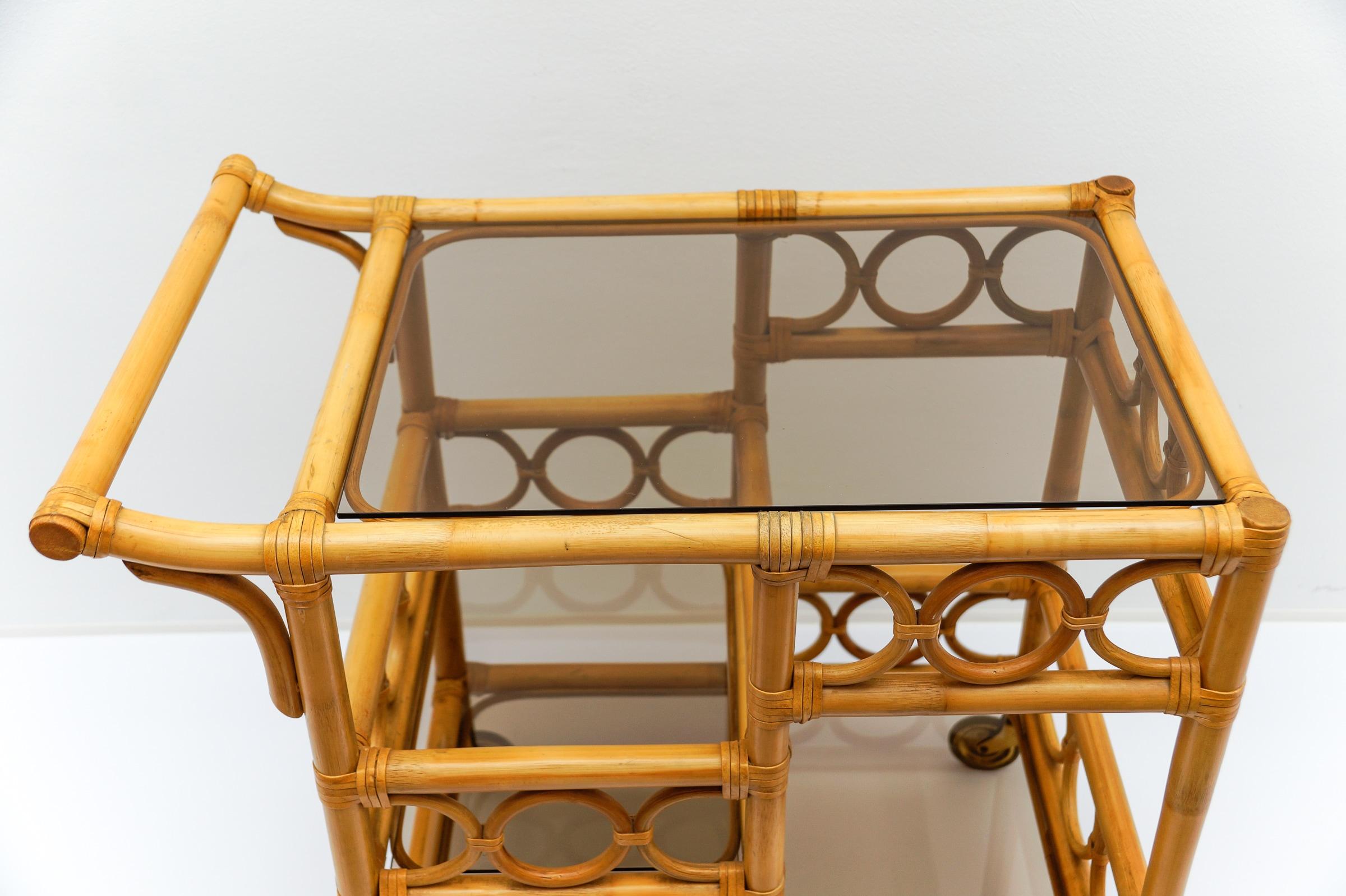 Chariot de bar en bambou et verre fumé avec porte-bouteilles, 1950, Italie en vente 4