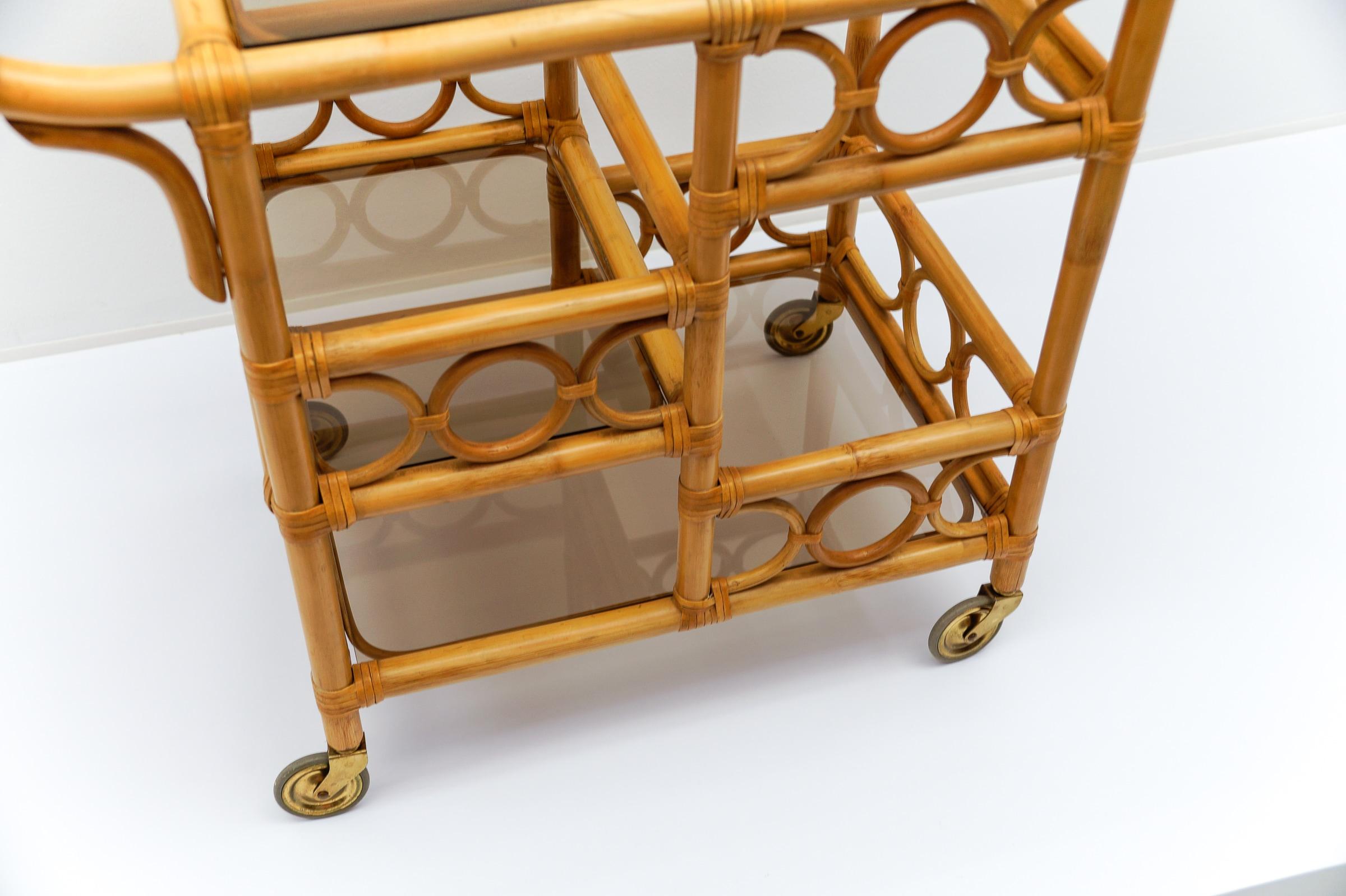 Chariot de bar en bambou et verre fumé avec porte-bouteilles, 1950, Italie en vente 5