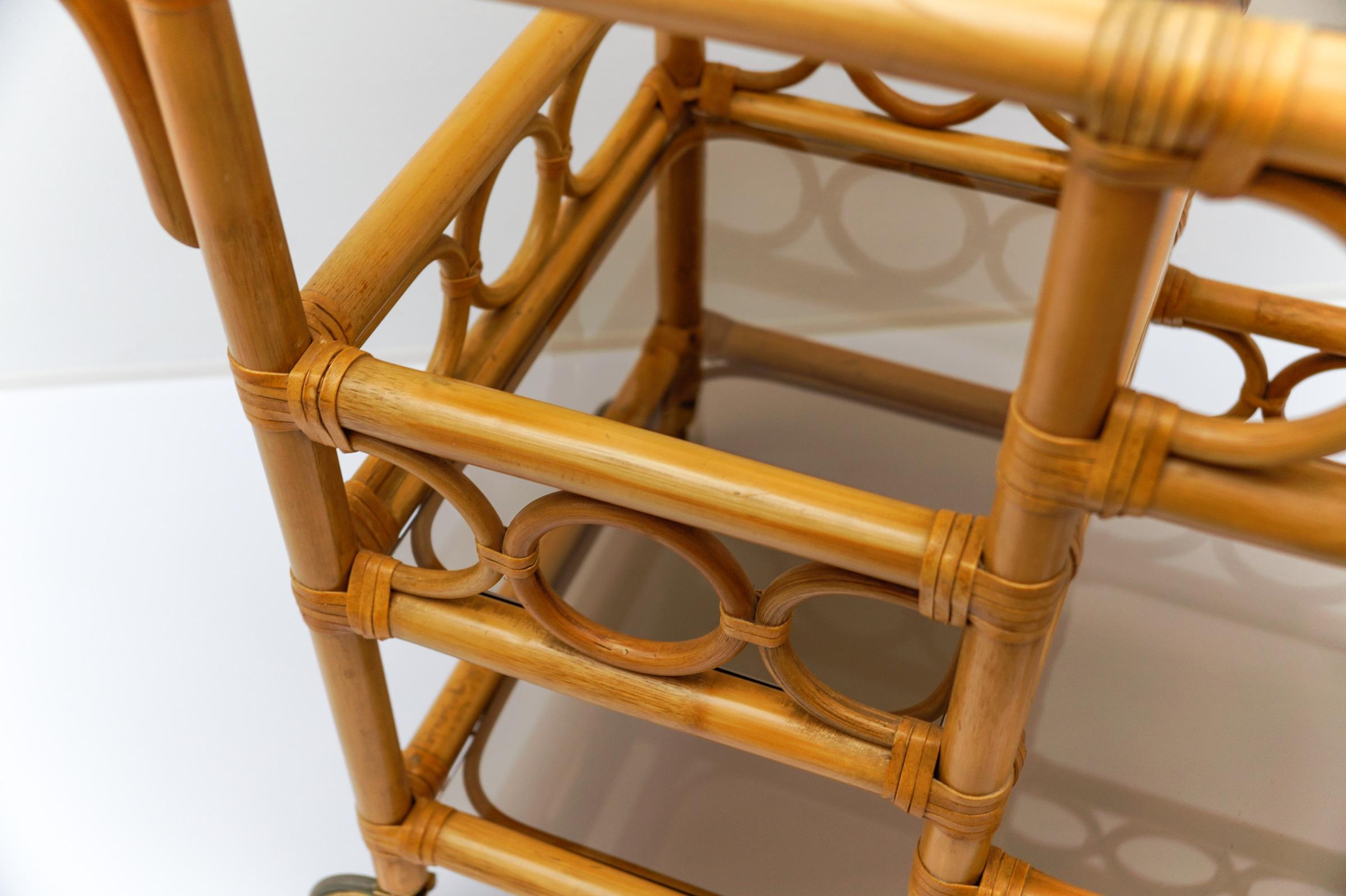 Chariot de bar en bambou et verre fumé avec porte-bouteilles, 1950, Italie en vente 6