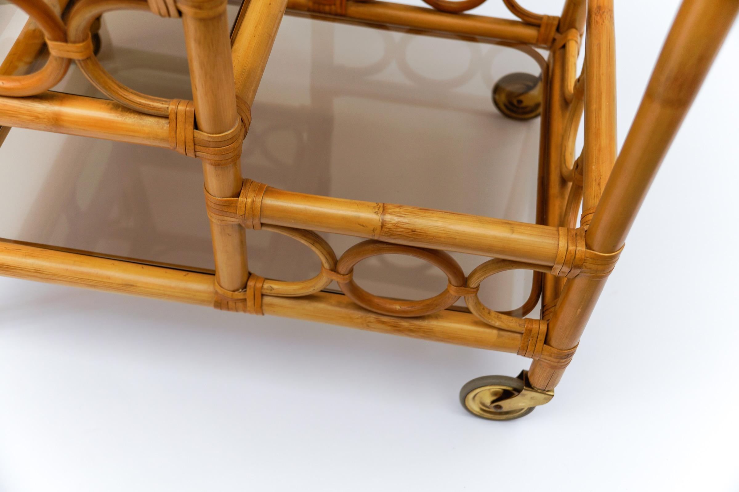 Chariot de bar en bambou et verre fumé avec porte-bouteilles, 1950, Italie en vente 7