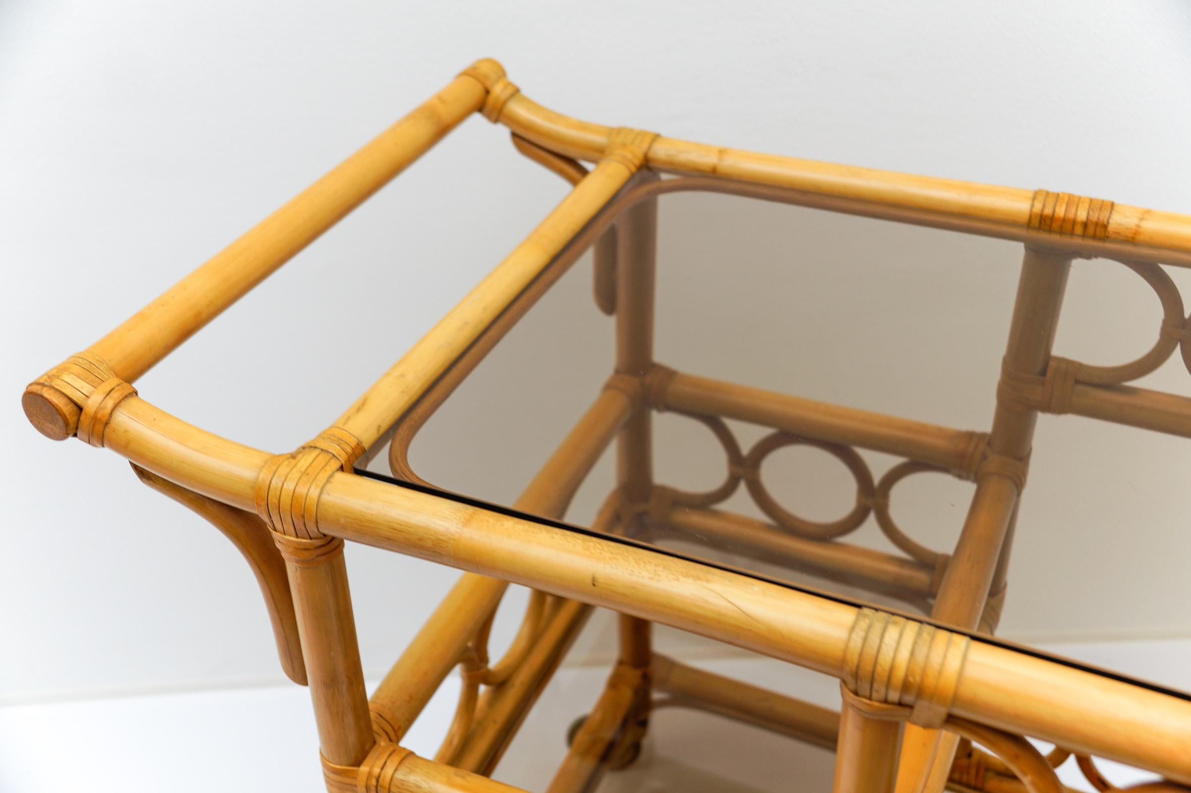 Chariot de bar en bambou et verre fumé avec porte-bouteilles, 1950, Italie en vente 8