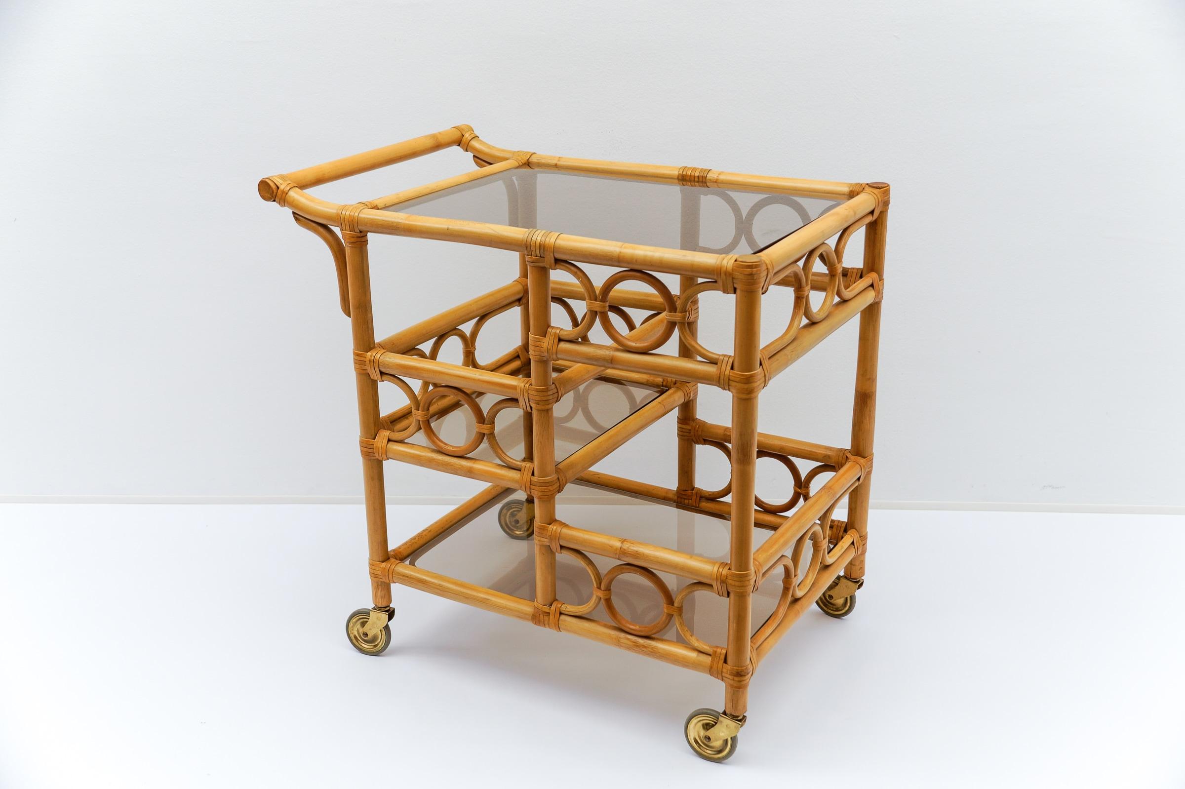 Mid-Century Modern Chariot de bar en bambou et verre fumé avec porte-bouteilles, 1950, Italie en vente