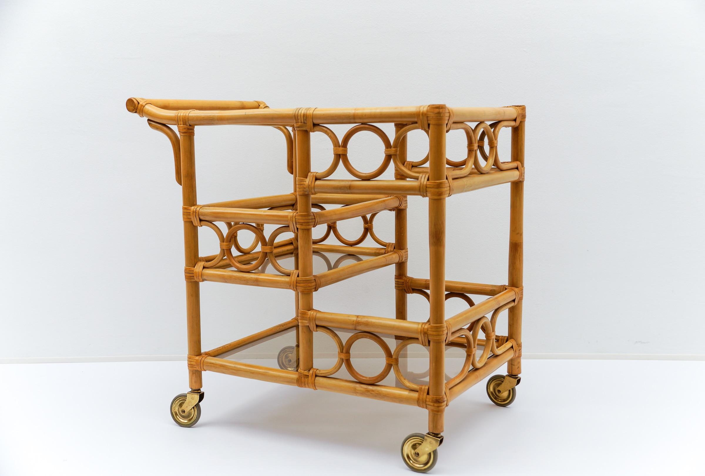 italien Chariot de bar en bambou et verre fumé avec porte-bouteilles, 1950, Italie en vente