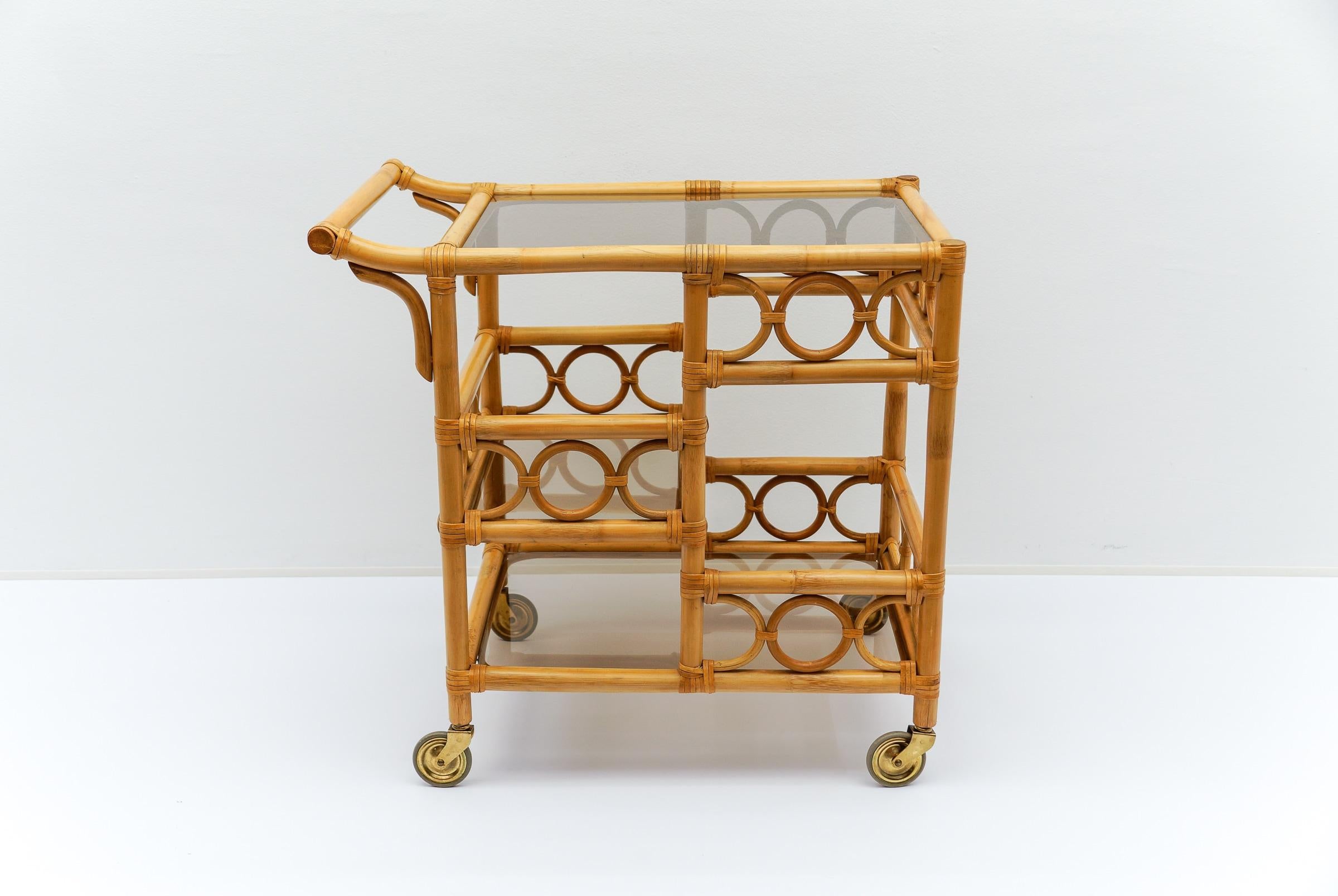 Chariot de bar en bambou et verre fumé avec porte-bouteilles, 1950, Italie Bon état - En vente à Nürnberg, Bayern