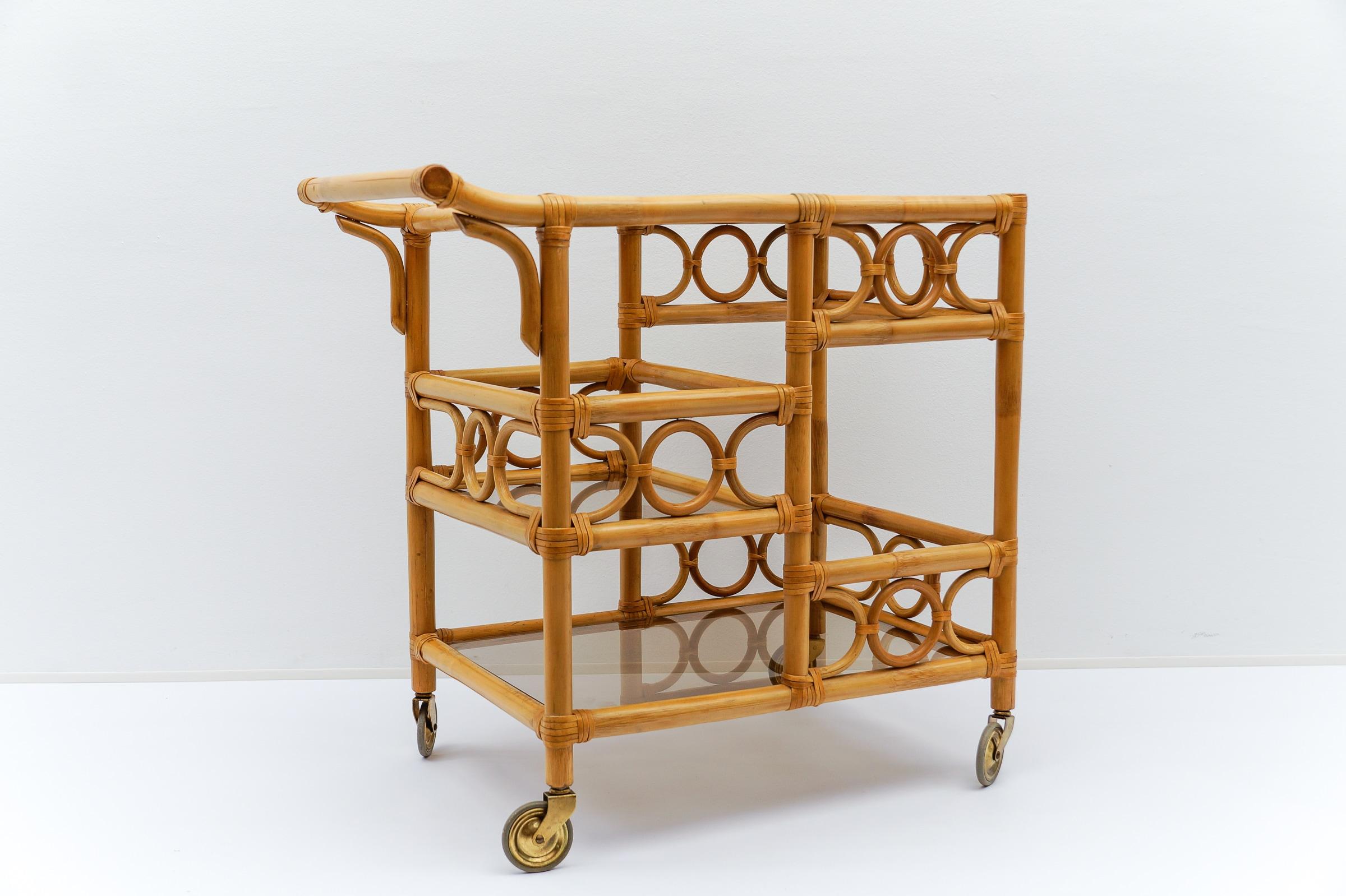 Bambou Chariot de bar en bambou et verre fumé avec porte-bouteilles, 1950, Italie en vente