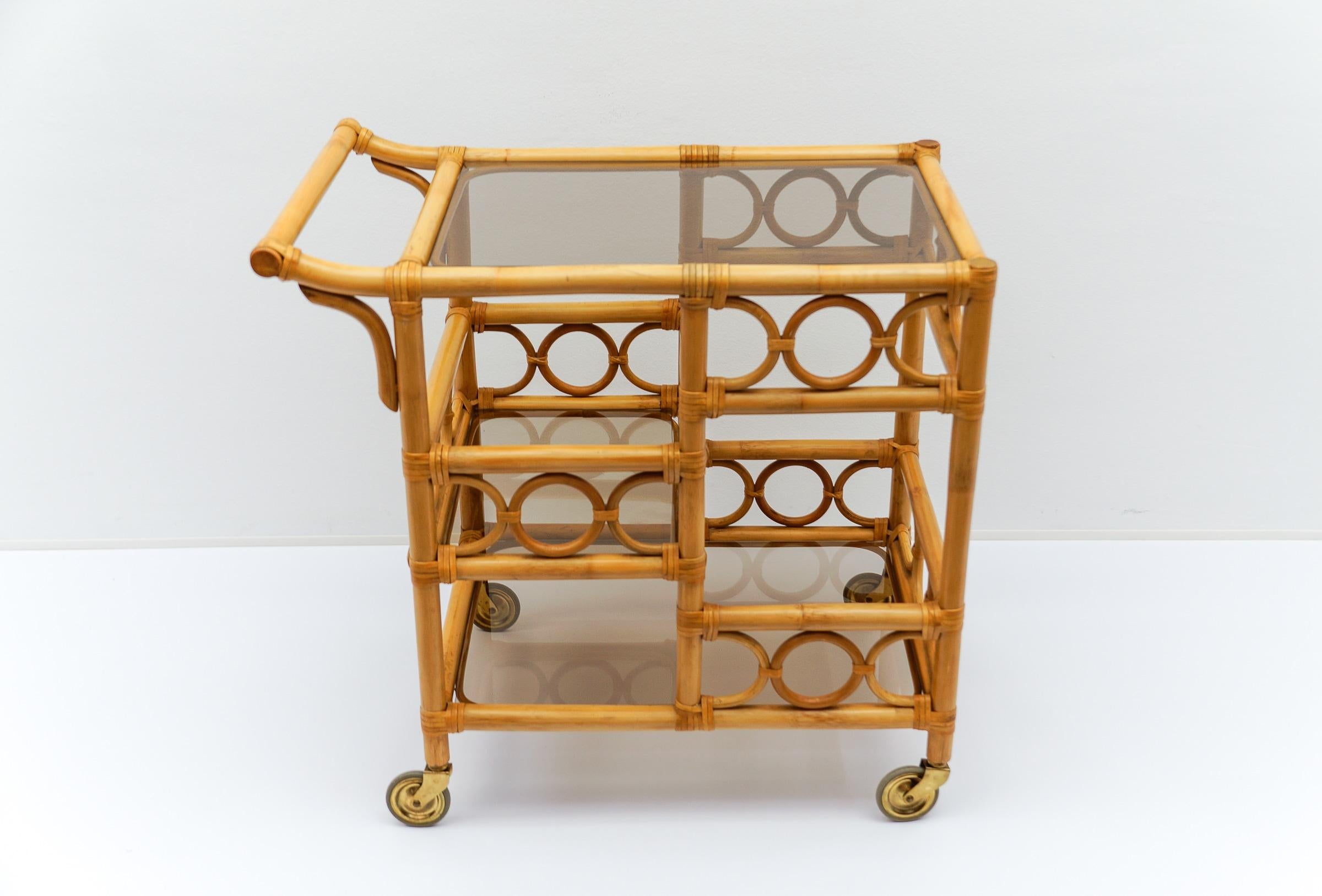 Chariot de bar en bambou et verre fumé avec porte-bouteilles, 1950, Italie en vente 1
