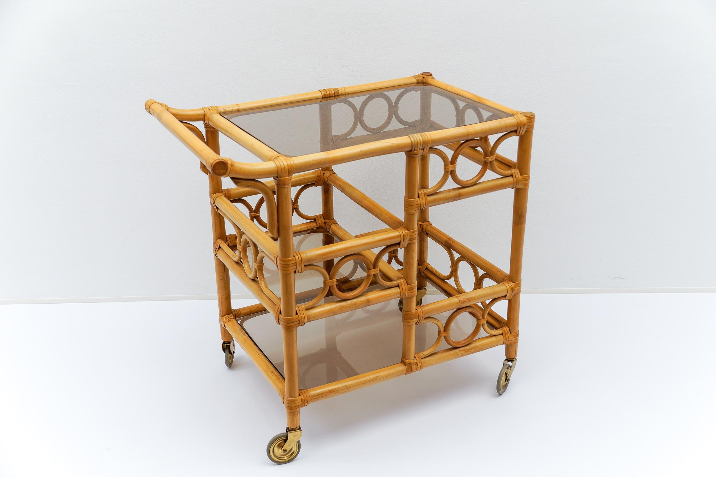 Chariot de bar en bambou et verre fumé avec porte-bouteilles, 1950, Italie en vente 2
