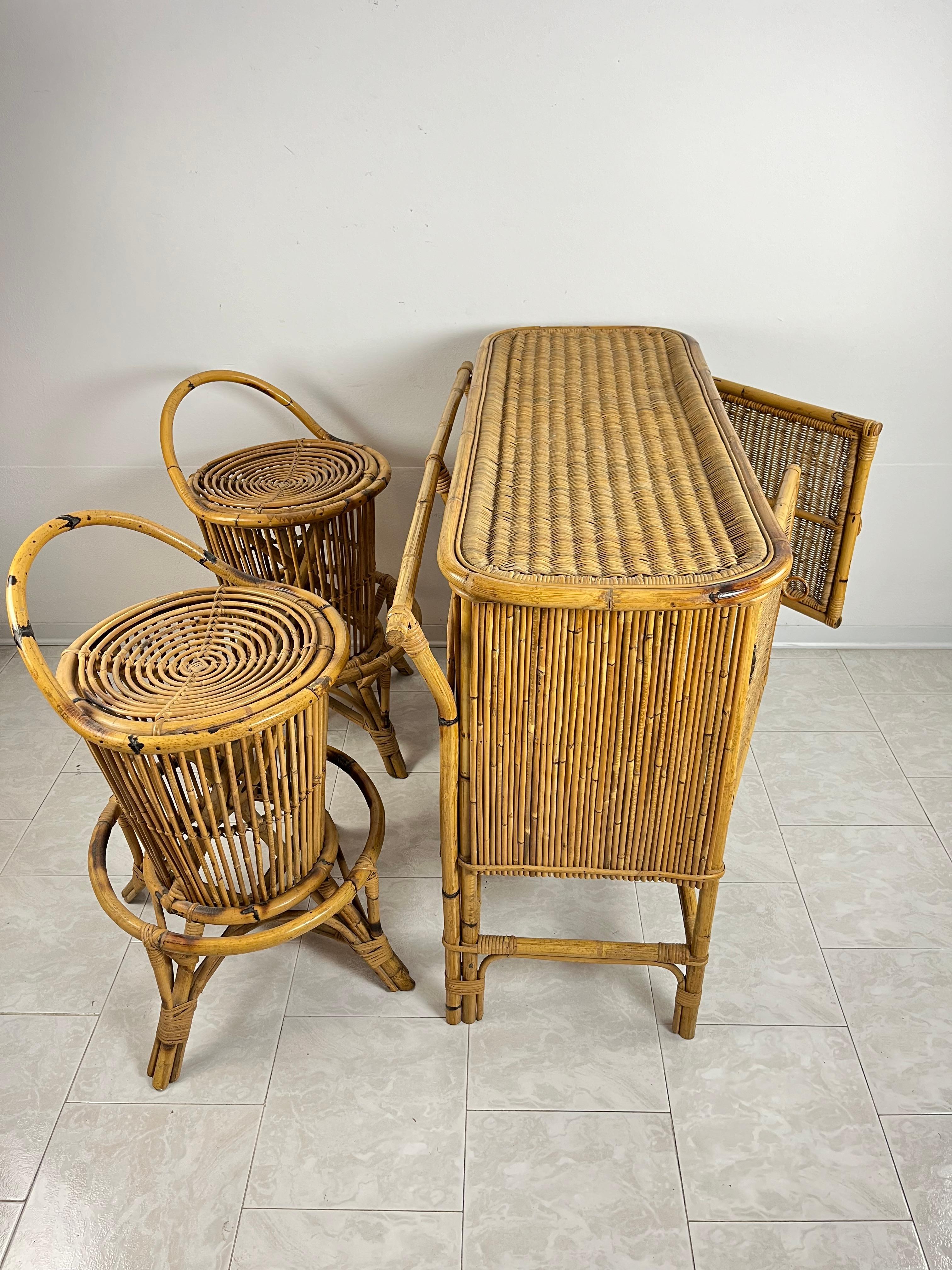 Italian Bamboo and Wicker Bar Cabinet With Stools Attributed to Tito Agnoli, 1950s 3 Pcs For Sale