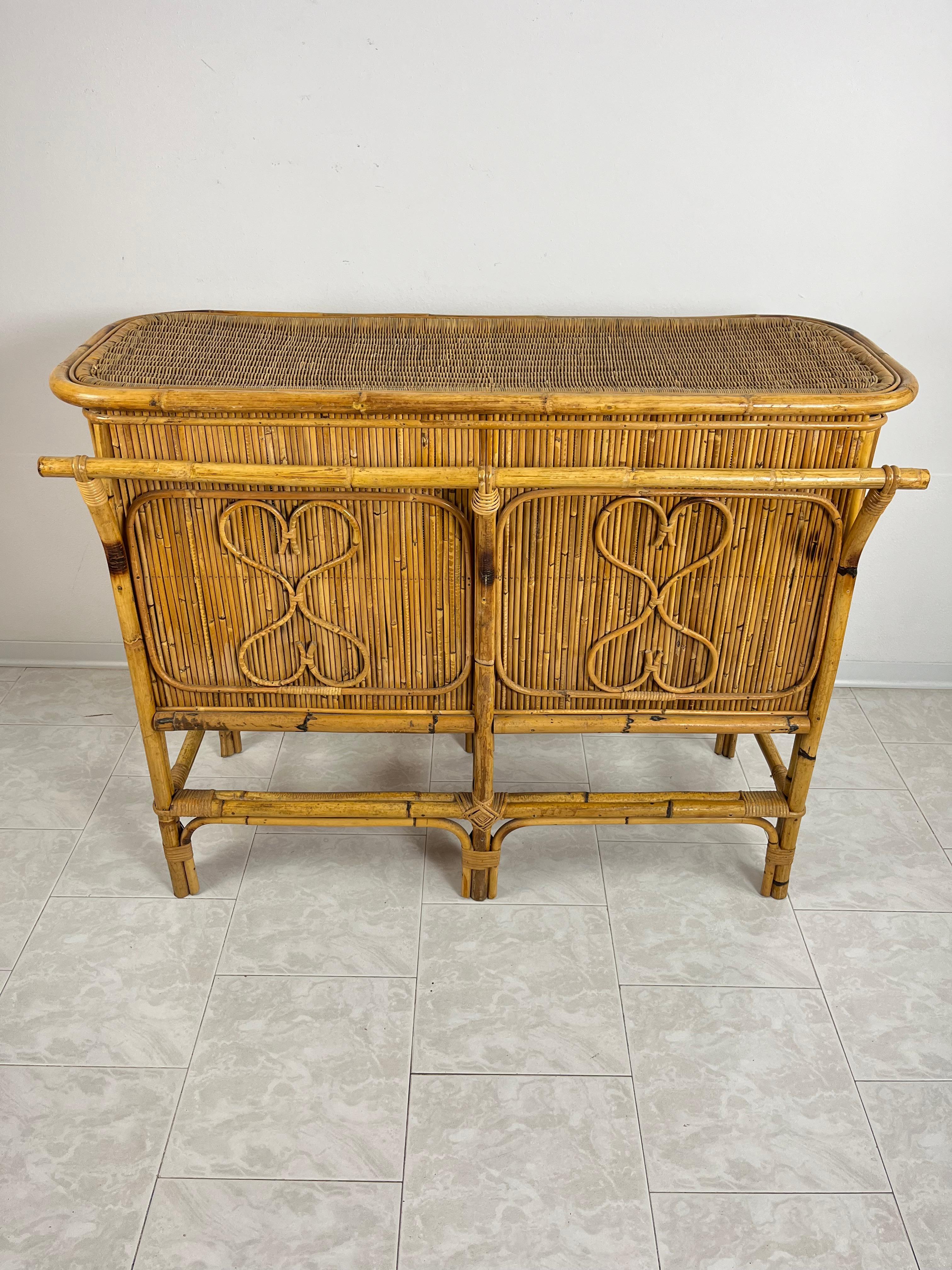 Bamboo and Wicker Bar Cabinet With Stools Attributed to Tito Agnoli, 1950s 3 Pcs In Good Condition For Sale In Palermo, IT