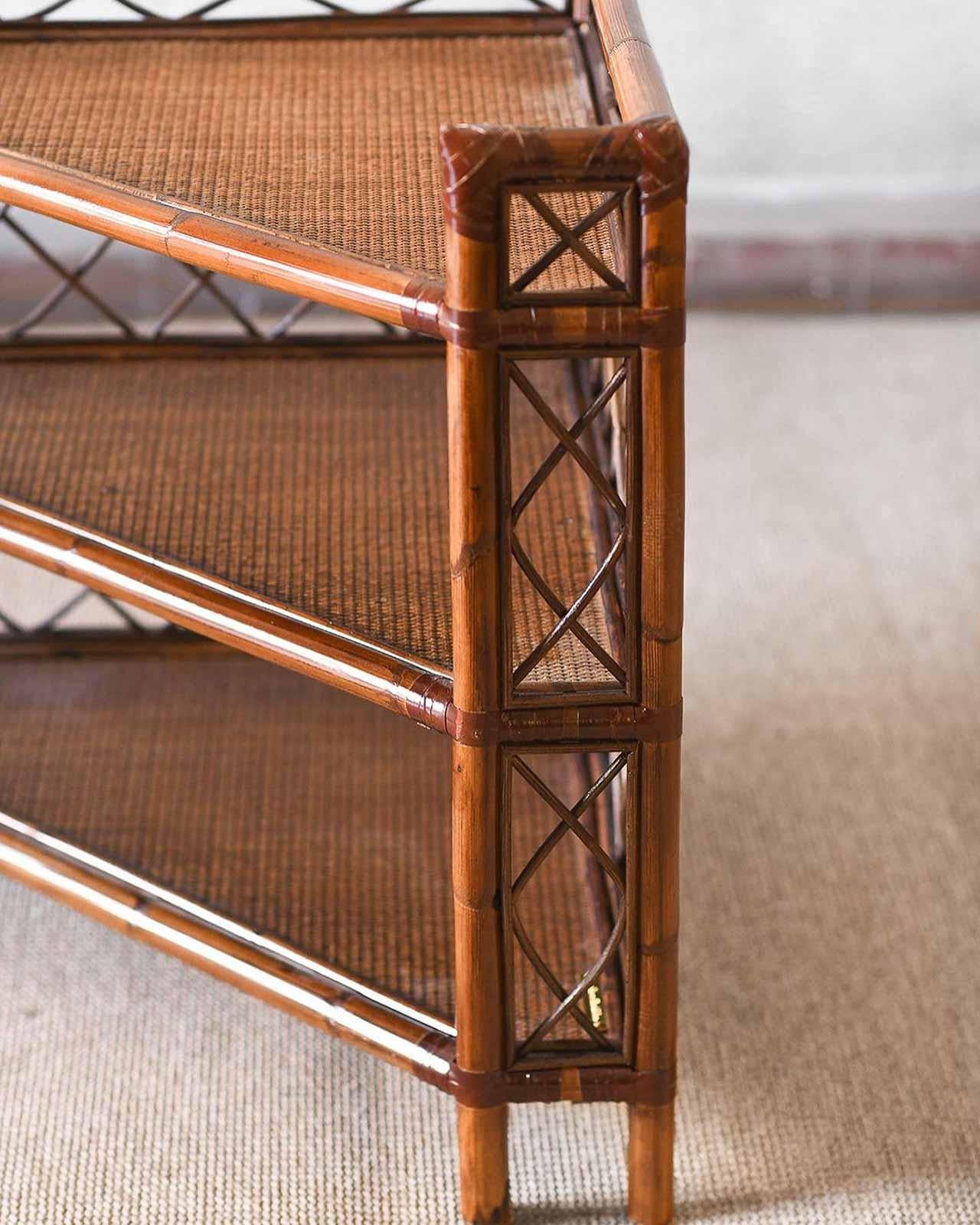 Étagère in bambù e vimini con rilegatura in pelle, Molto Editions
Dimensioni: 70 L. x 75 H. x 70 D. cm
Produzione: Molto Collectibles Edizioni. 
Produzione artigianale italiana.
