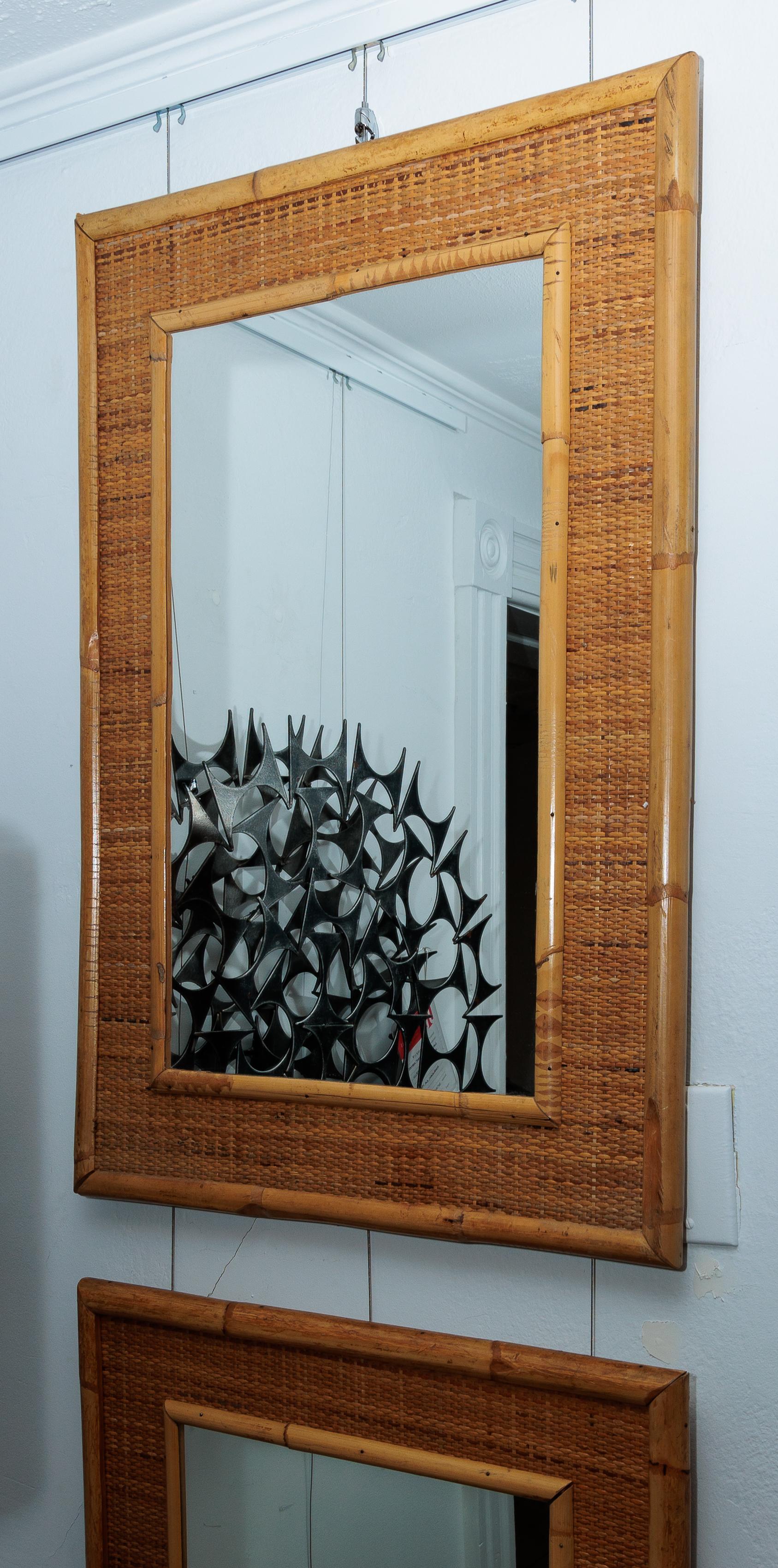 Mid-Century Modern Miroir entouré de bambou et d'osier tressé en vente