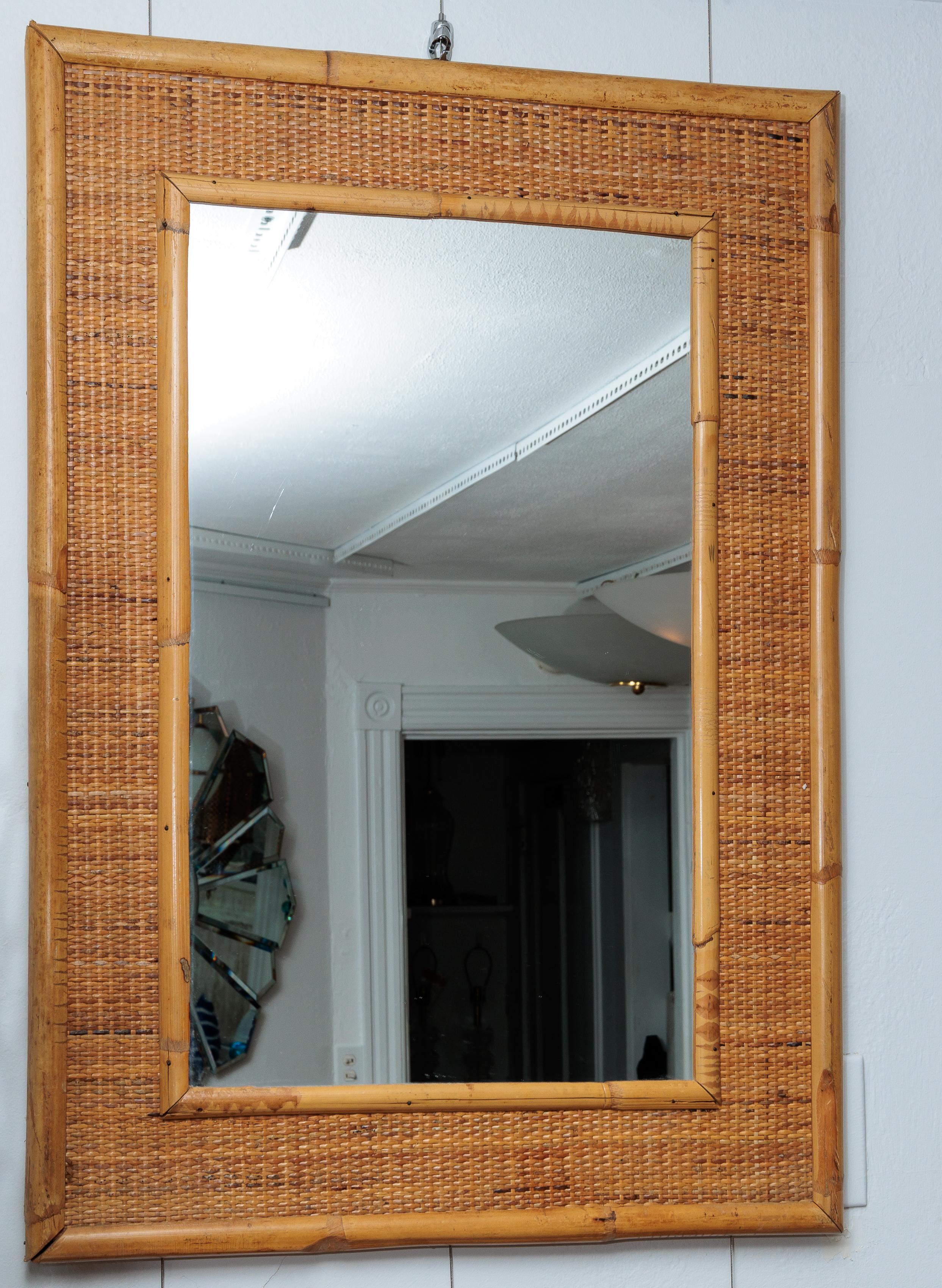 20ième siècle Miroir entouré de bambou et d'osier tressé en vente