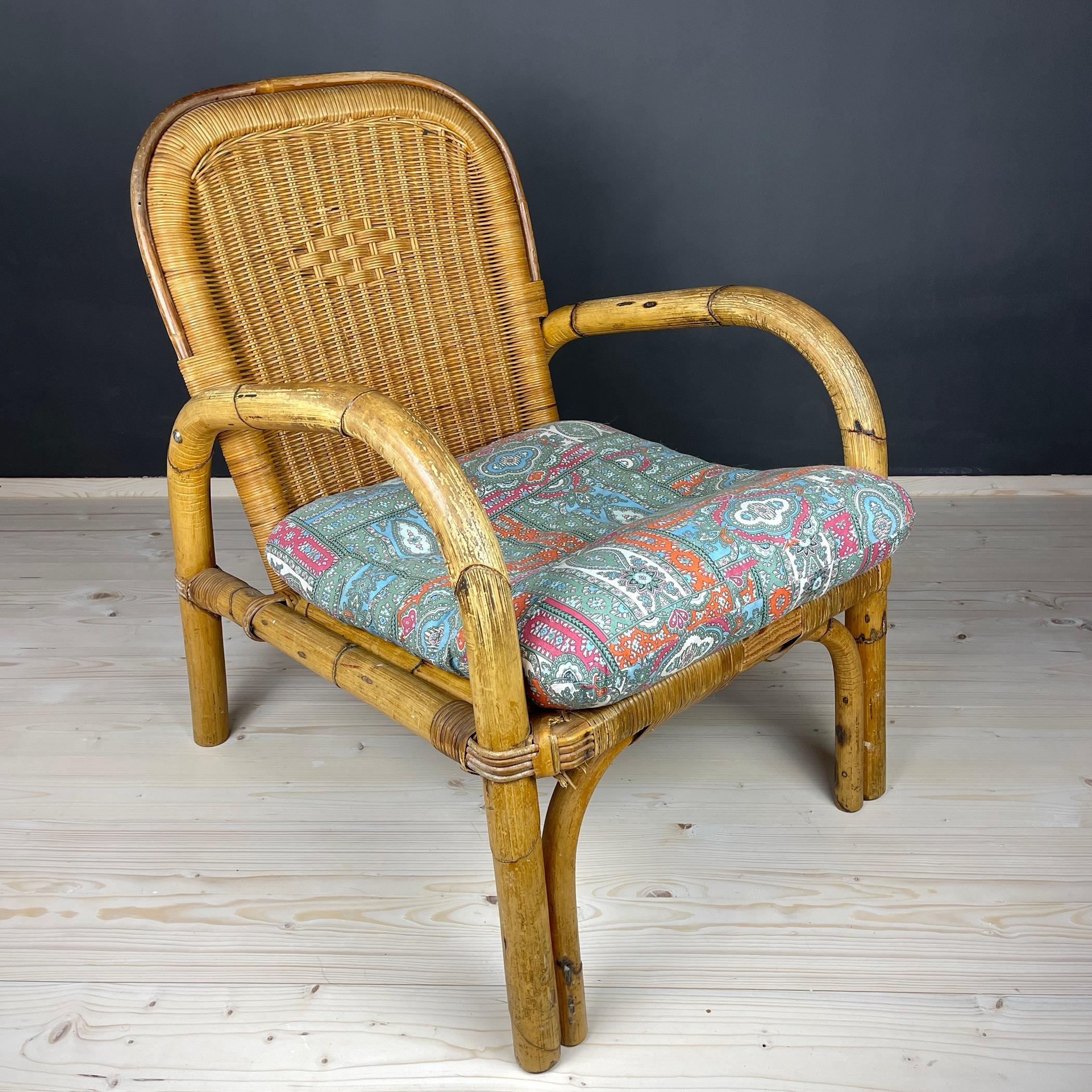 This stunning bent bamboo lazy lounge chair with arms originates from Italy in the 1950s, boasting a timeless design that adds a touch of natural elegance to any home.

Crafted with meticulous attention to detail, this chair exudes a Bohemian charm