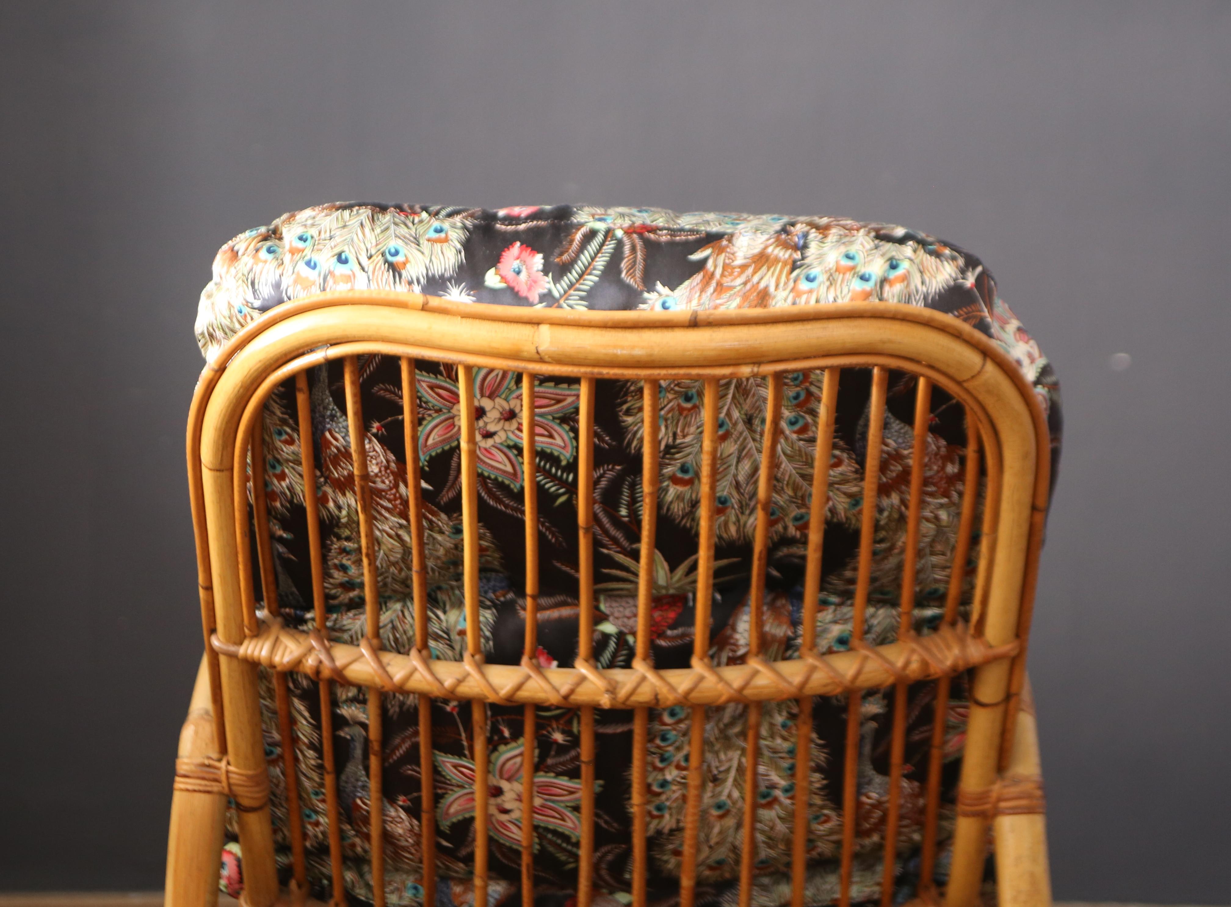 Bamboo armchair with silk cushions from the 1970s made in Italy In Good Condition For Sale In Vigevano, PV