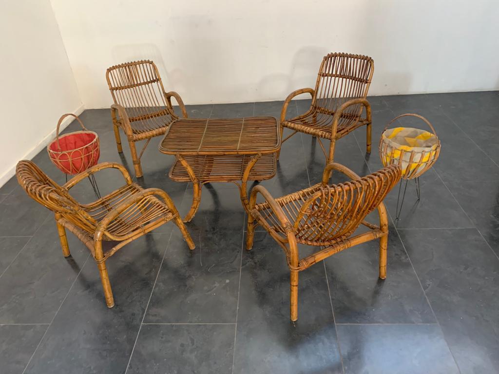 Mid-Century Modern Fauteuils et table basses en bambou, années 1960, lot de 5 en vente