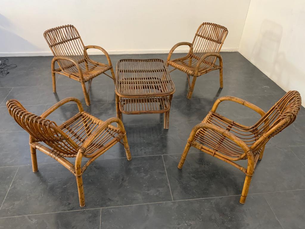 Bambou Fauteuils et table basses en bambou, années 1960, lot de 5 en vente
