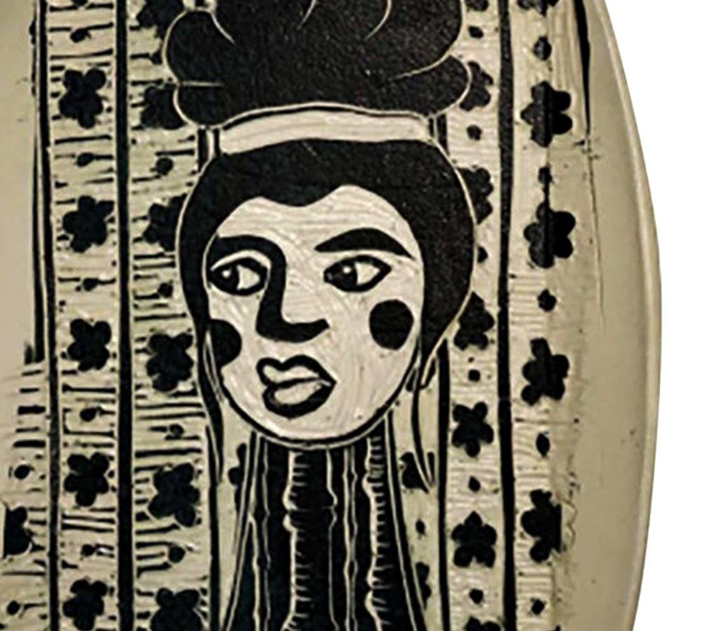 Porträt einer Frau mit Backbone aus Bambus. Wandskulptur aus geschnitztem Porzellan (Moderne) im Angebot