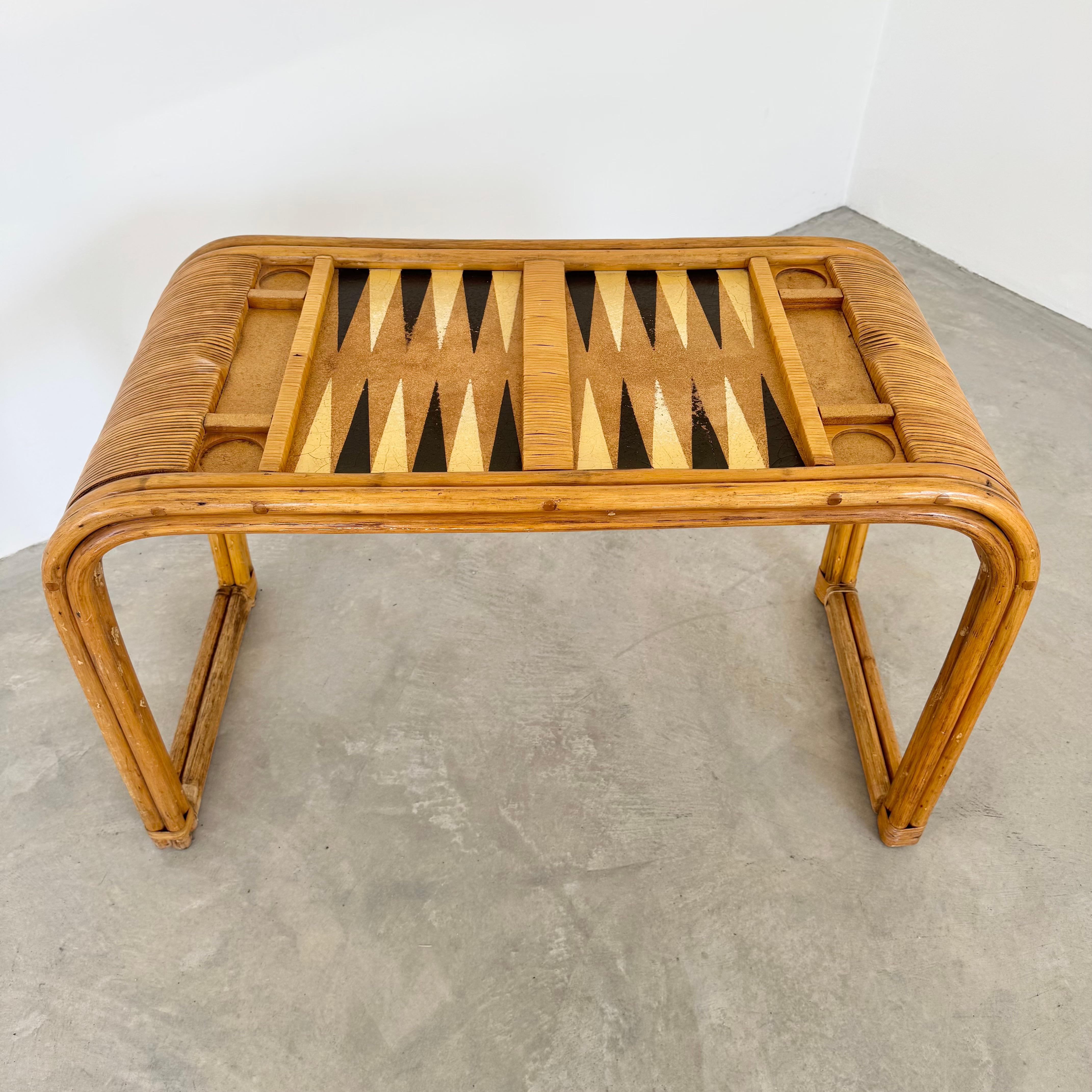 Dieser Backgammon-Tisch aus den USA der 1970er Jahre ist eine auffallende Mischung aus Verspieltheit und skulpturaler Eleganz und spiegelt den Geist des glamourösen, organischen Modernismus von Gabriella Crespi wider. Gefertigt aus warmem,