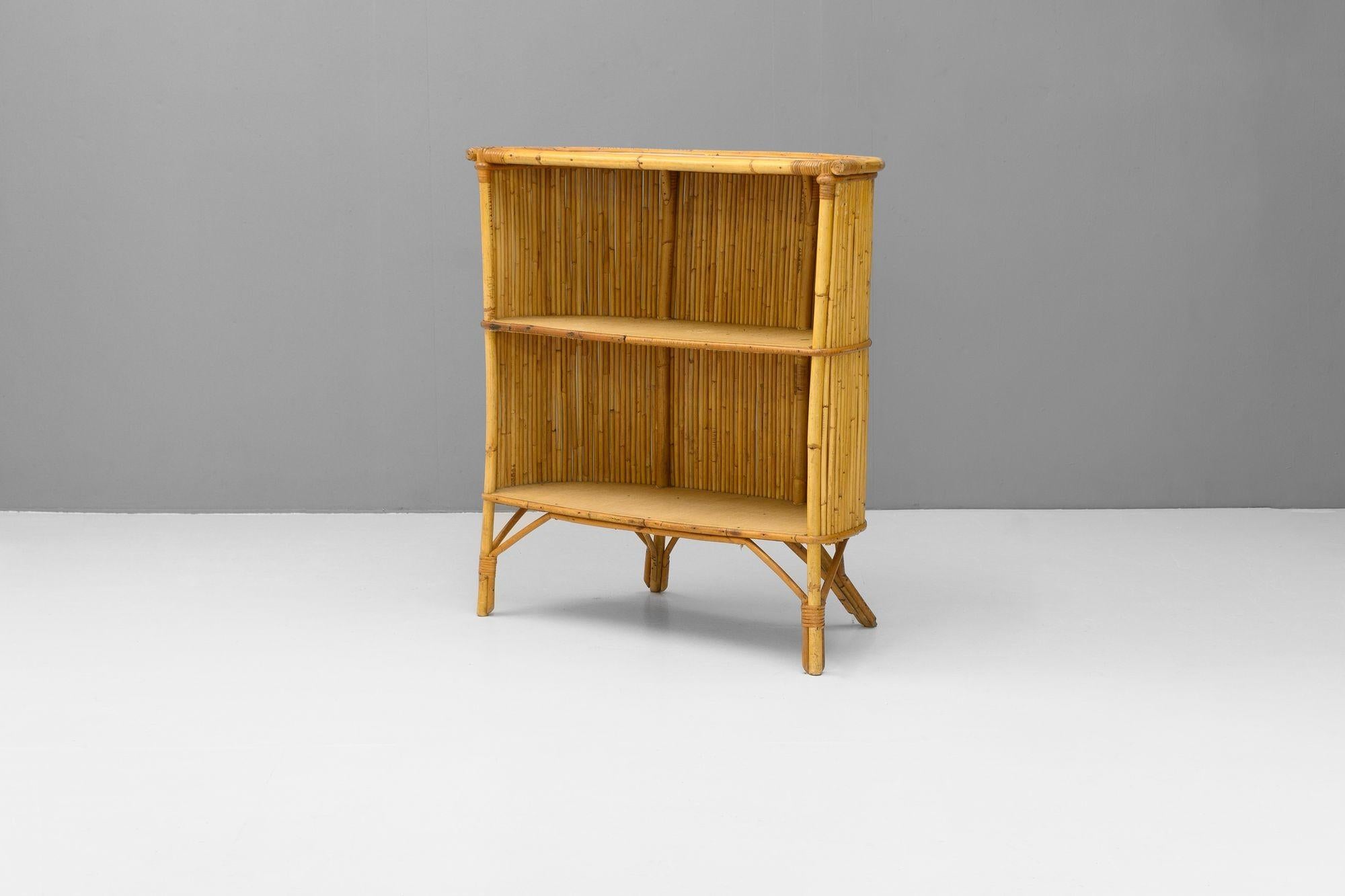 Barra de cóctel francesa vintage en bambú, con un marco suavemente curvado y un interior con estantes. Reacabado. Alrededor de 1960.


Alto 109 cm x Ancho 103 cm x Fondo 42 cm
