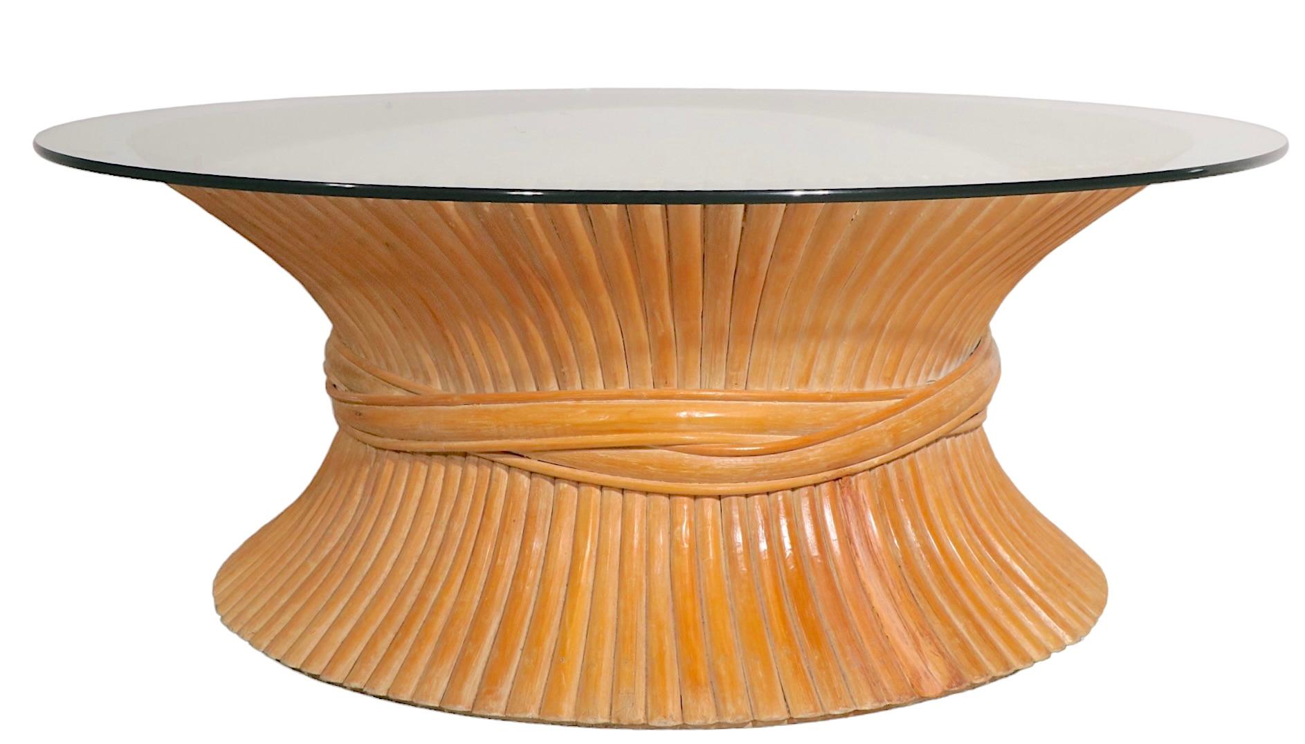 Table basse à base en bambou et plateau en verre de McGuire en vente 3