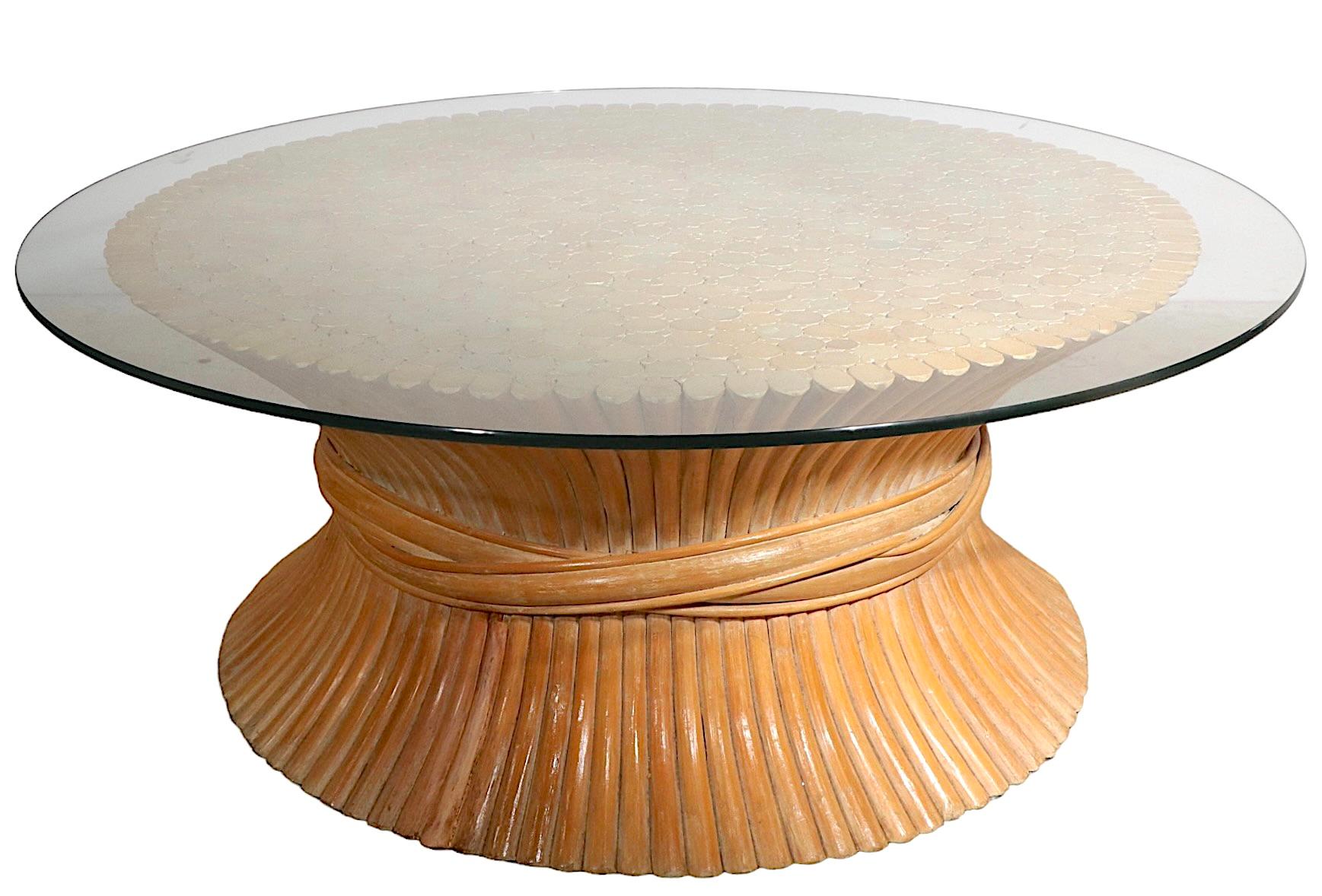 Hollywood Regency Table basse à base en bambou et plateau en verre de McGuire en vente