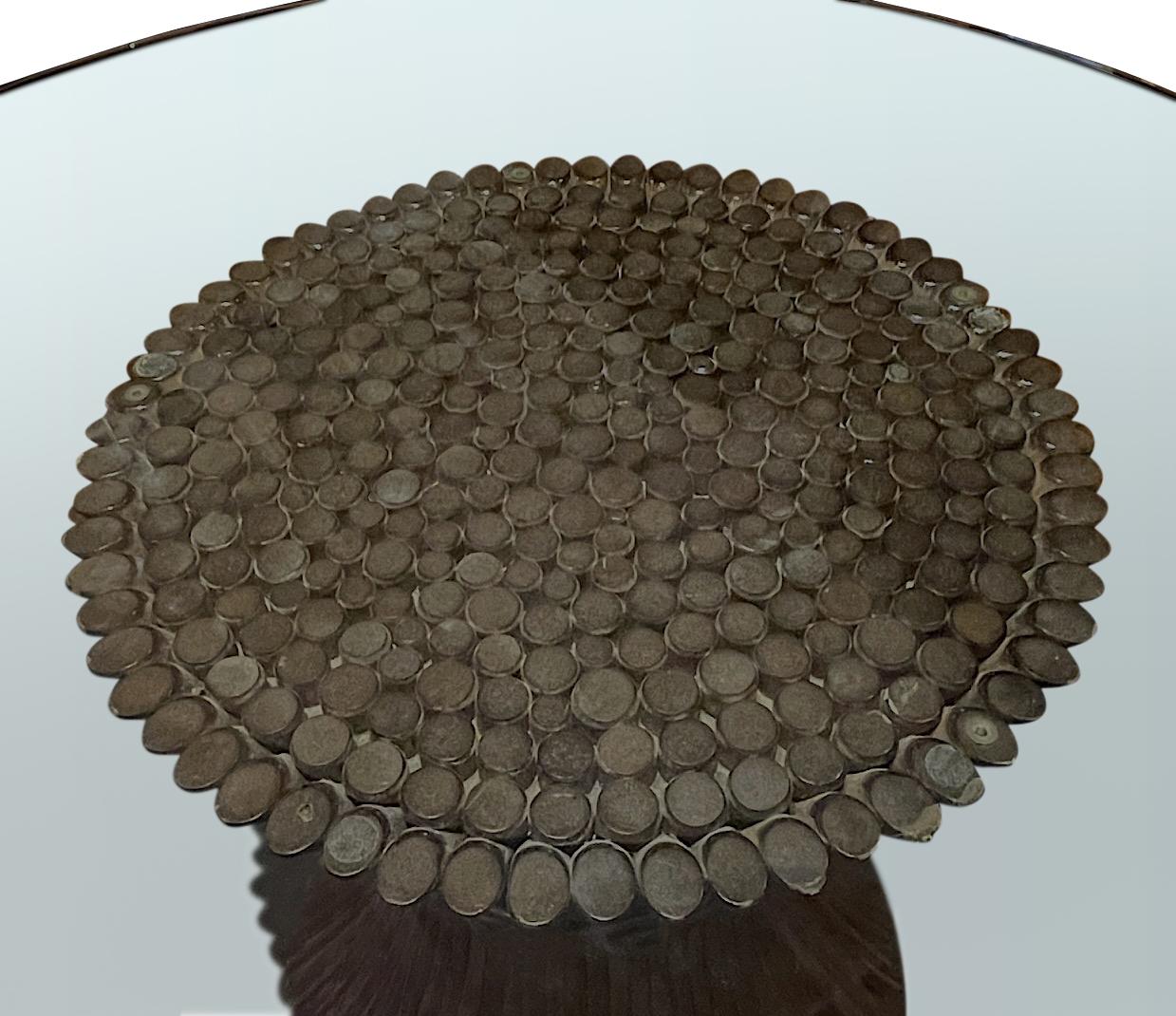 Mesa de comedor italiana de 1960 con base de bambú y tapa redonda de cristal.
Detalle decorativo de trenza tejida.
