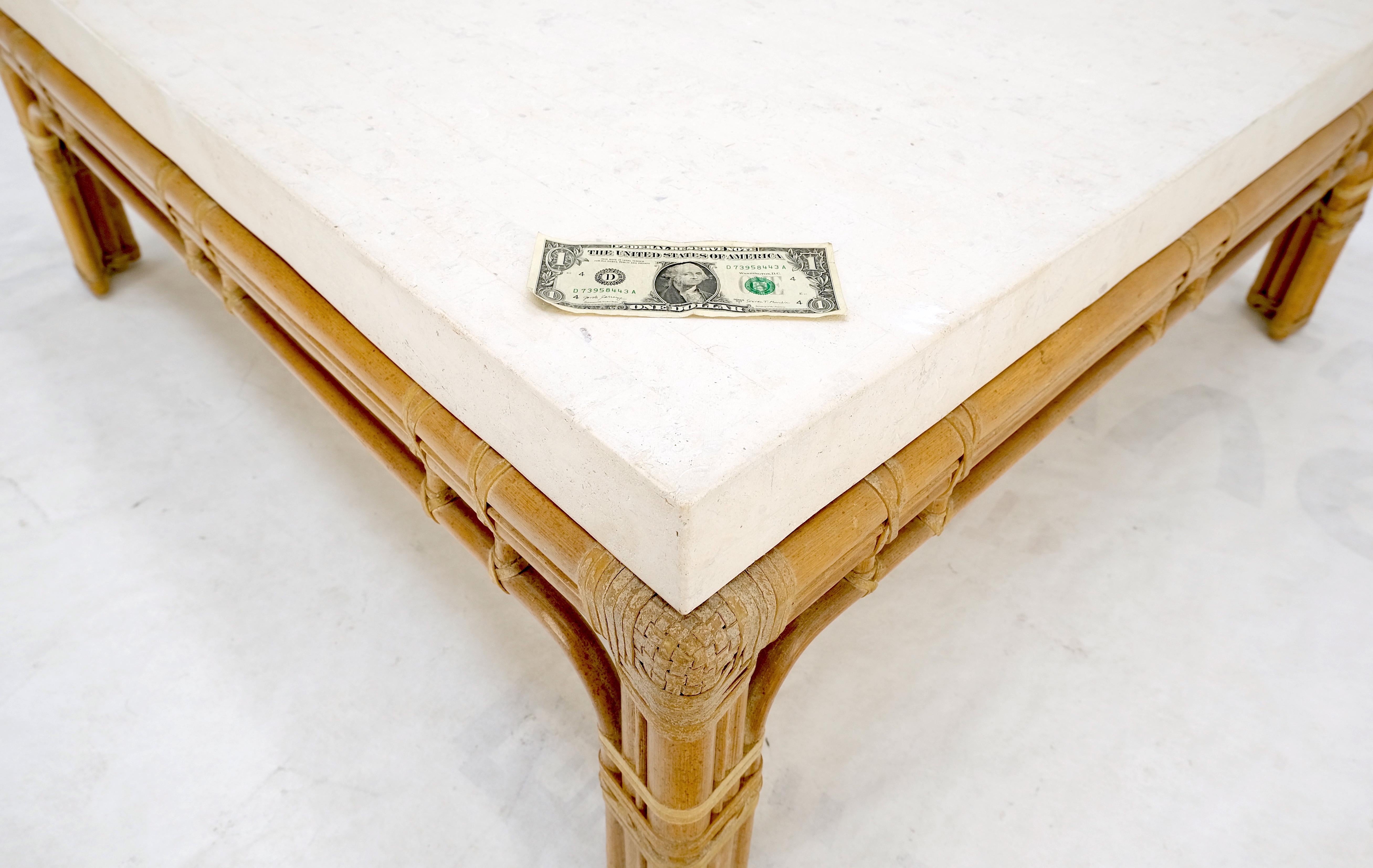 Inconnu Table basse carrée moderne mi-siècle avec base en bambou et plateau en pierre calcaire blanche MINT en vente