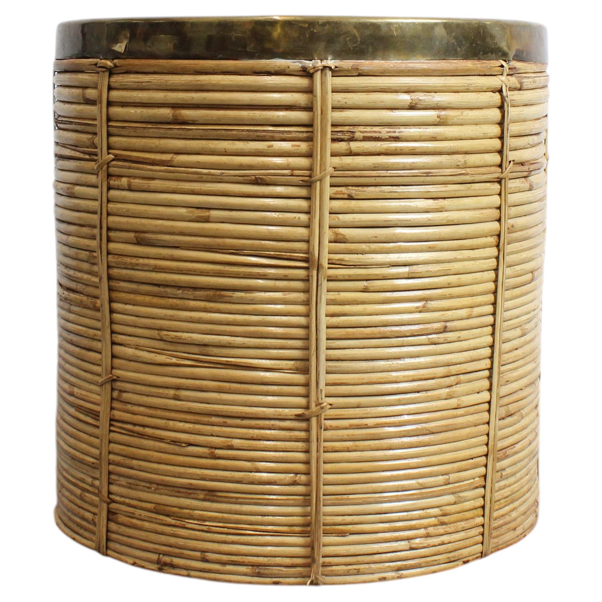 Cesta de bambú con borde de latón dorado - hacia 1960 en venta