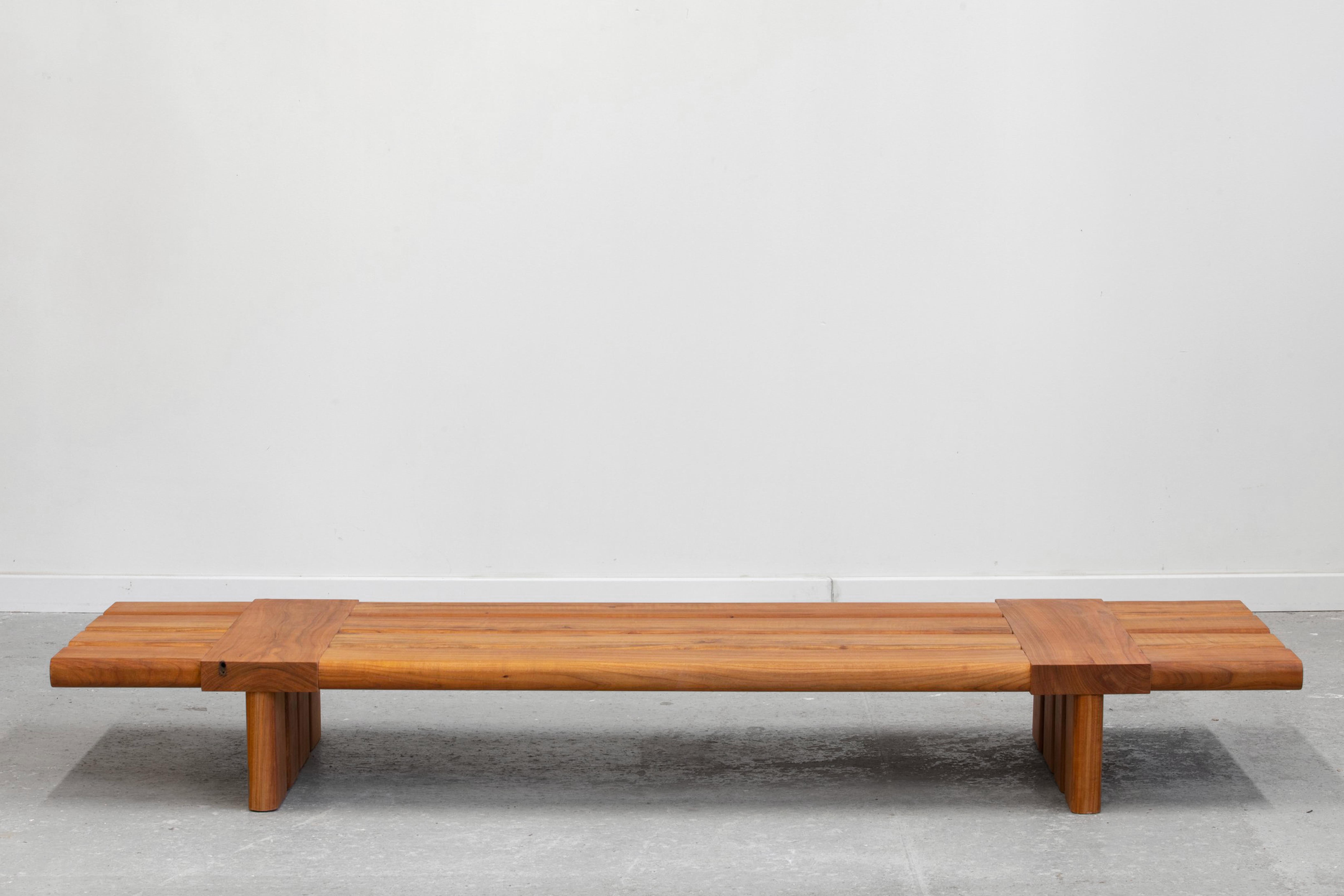 Panchina in bambù di Dirk Meylaerts
Dimensioni: L 50 x P 163 x H 20 cm
Materiali: Legno di ciliegio.

Cosa succede se si trasmette il linguaggio delle tubature industriali che si trovano nei soffitti delle fabbriche in una panca di legno? La