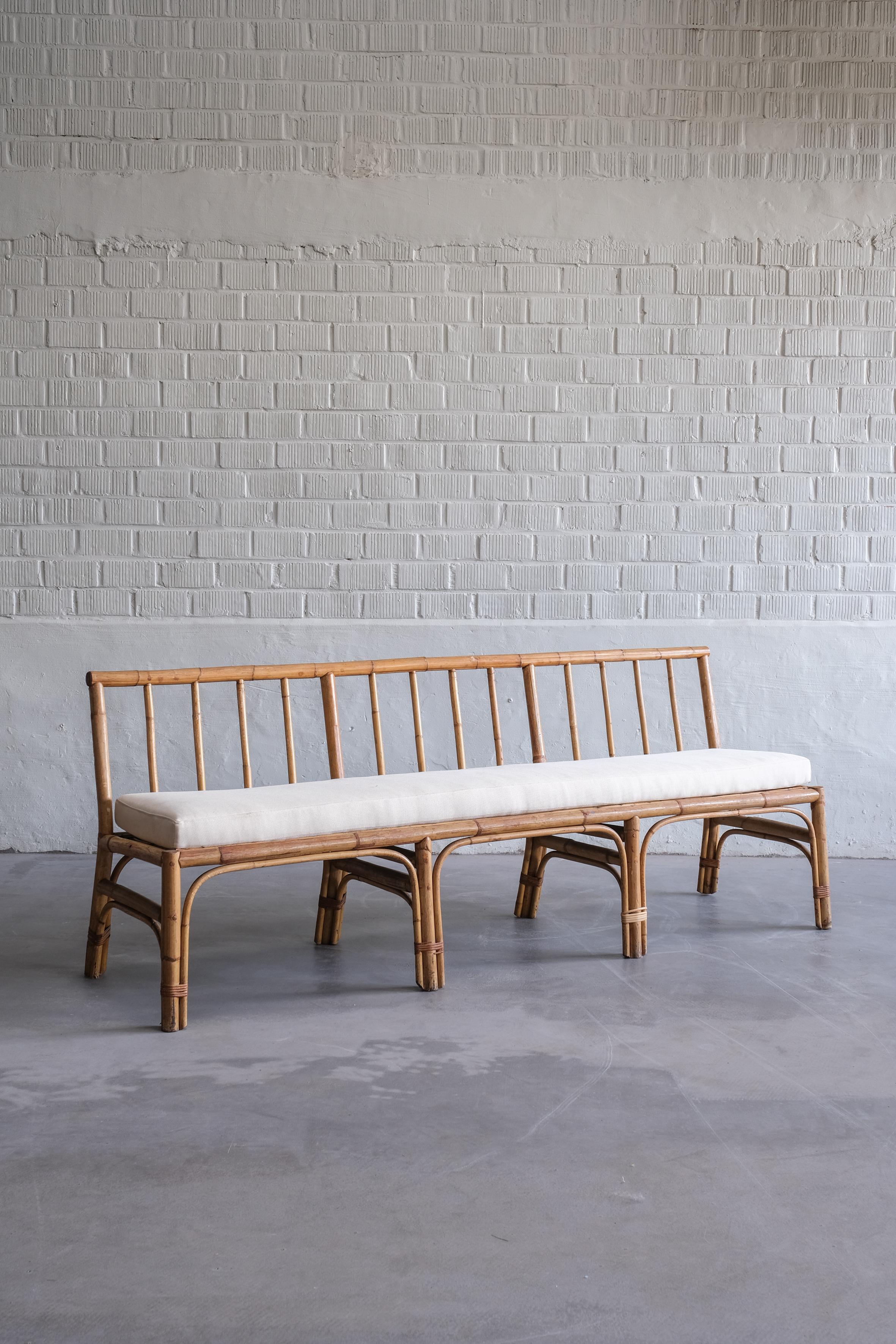 Beautiful Italian bench from the 70ties in excellent condition. 
A soft foam cushion with new beige upholstery makes it very comfortable.