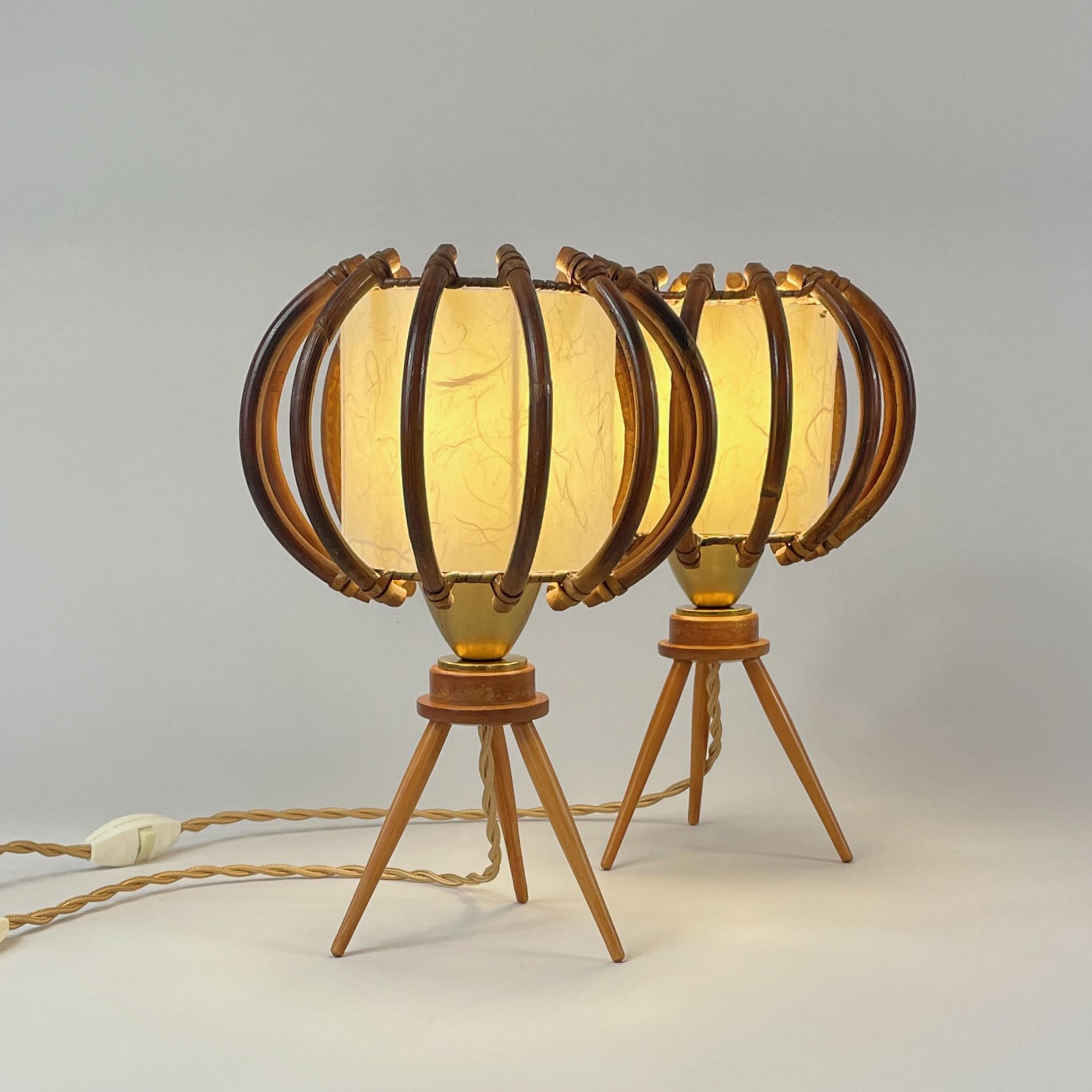 Lampade da tavolo a treppiede in bambù, betulla e pergamena, Francia, anni '50 In condizioni buone in vendita a NUEMBRECHT, NRW