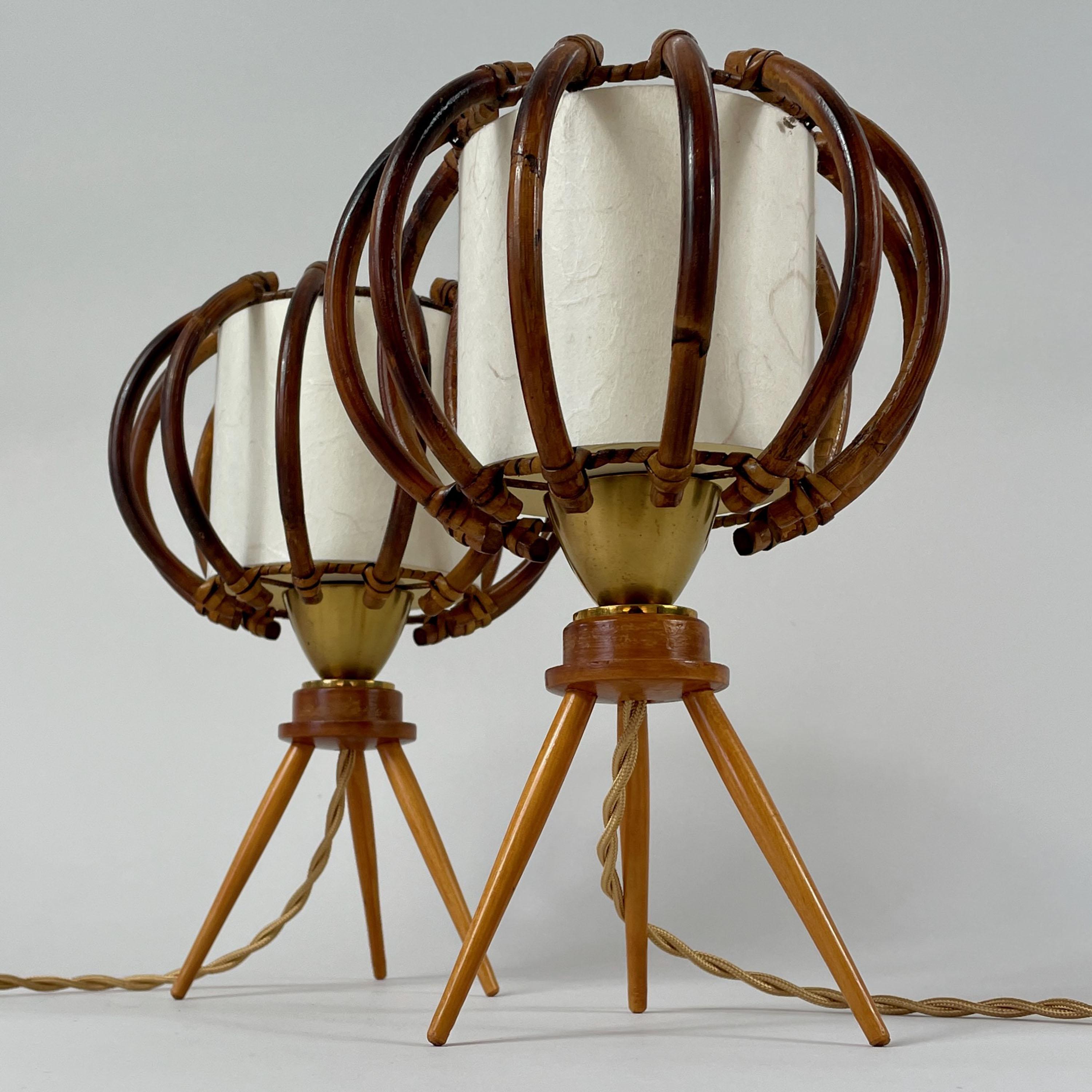 Ottone Lampade da tavolo a treppiede in bambù, betulla e pergamena, Francia, anni '50 in vendita