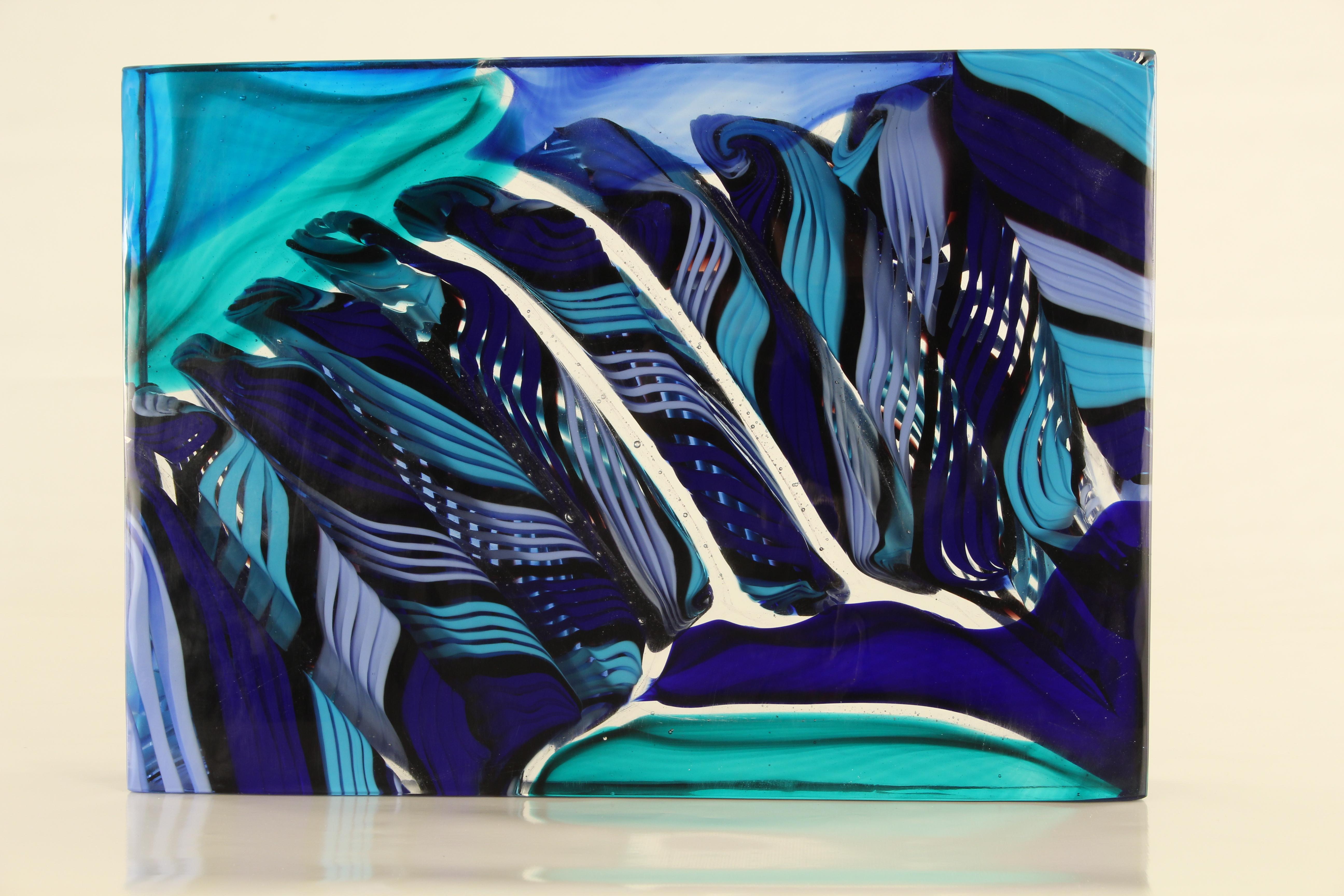 Monolith aus künstlerischem Murano-Glas. Die künstlerische Glasskulptur Murano ist ein kreativer und natürlicher Ausdruck des Künstlers Eros Raffael. Sie besteht aus transparenten und pastellfarbenen Glasstäben, die mit einer von Eros Raffael