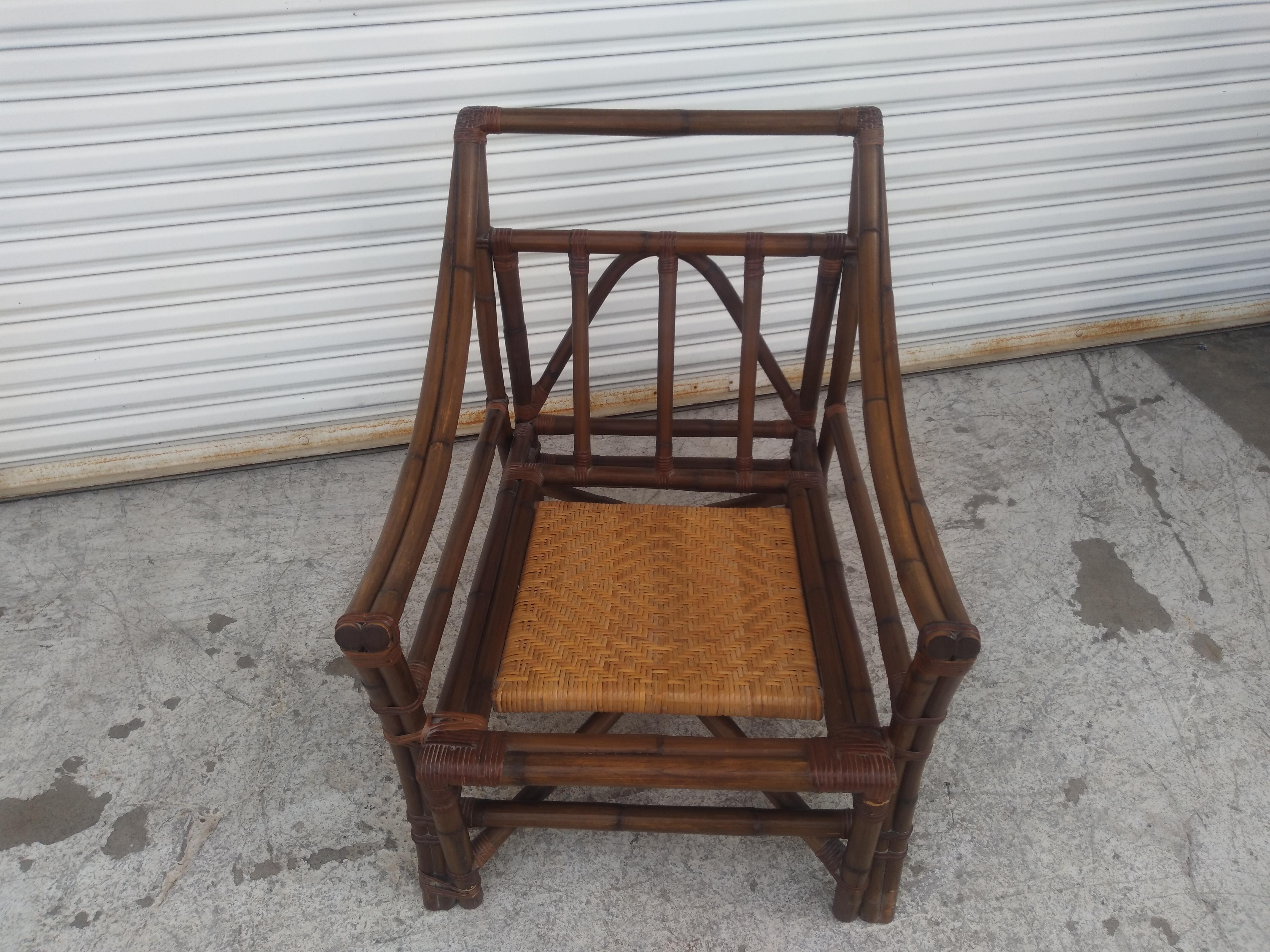 Este es un bonito sillón Boho Chic Lounge vintage. Está hecha de bambú y tapizada.  El asiento inferior es de ratán tejido para reforzar la estabilidad de la silla.

Otras piezas Boho chic también disponibles.