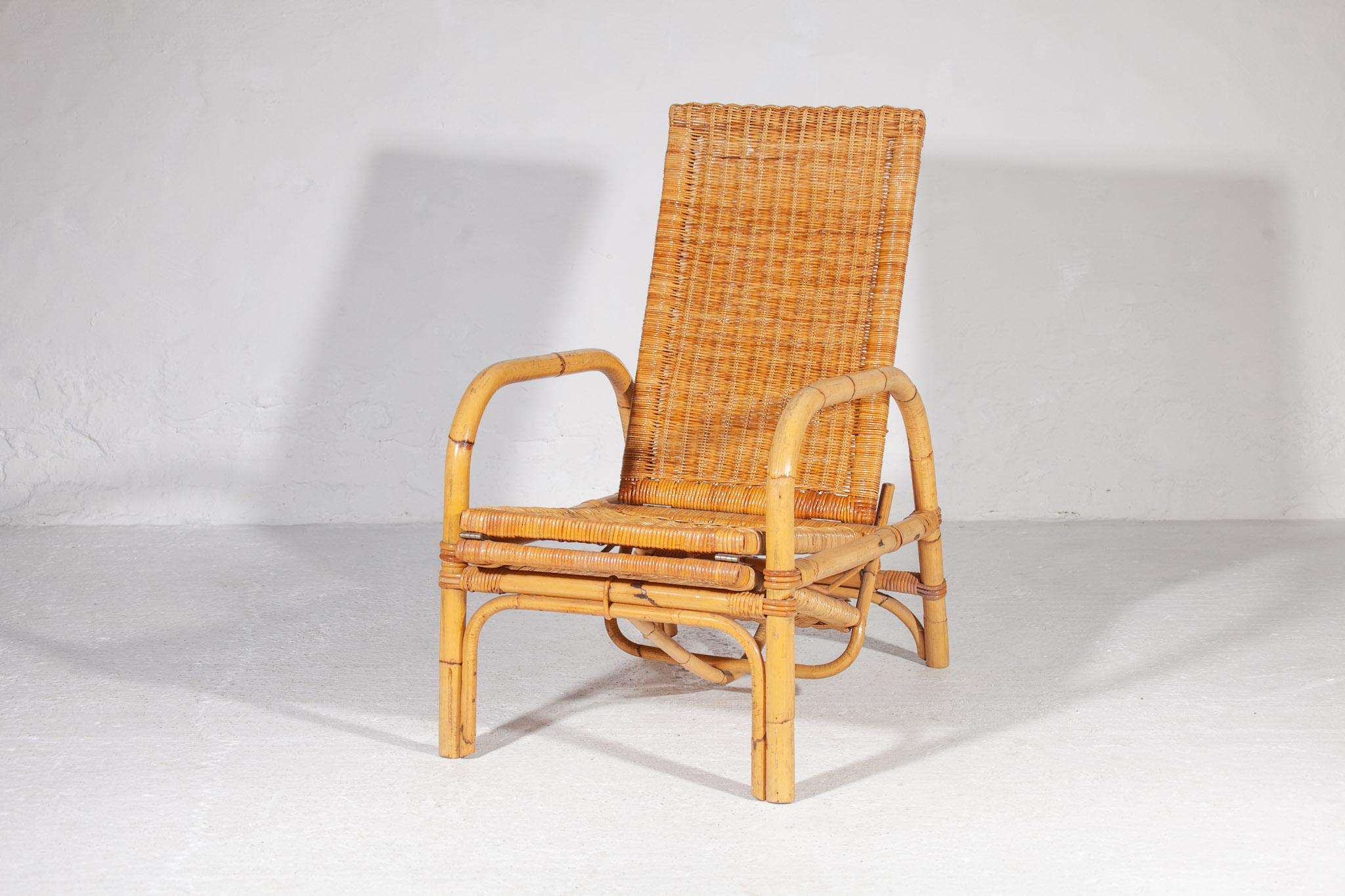 Lounge-Sessel aus Korbgeflecht im Boho-Stil, Chaiselongue mit verstellbarer Rückenlehne und ausziehbarer Ottomane. Die Rückenlehne lässt sich manuell zwischen sechs verschiedenen Höheneinstellungen verstellen. Der Loungesessel ist in einem sehr