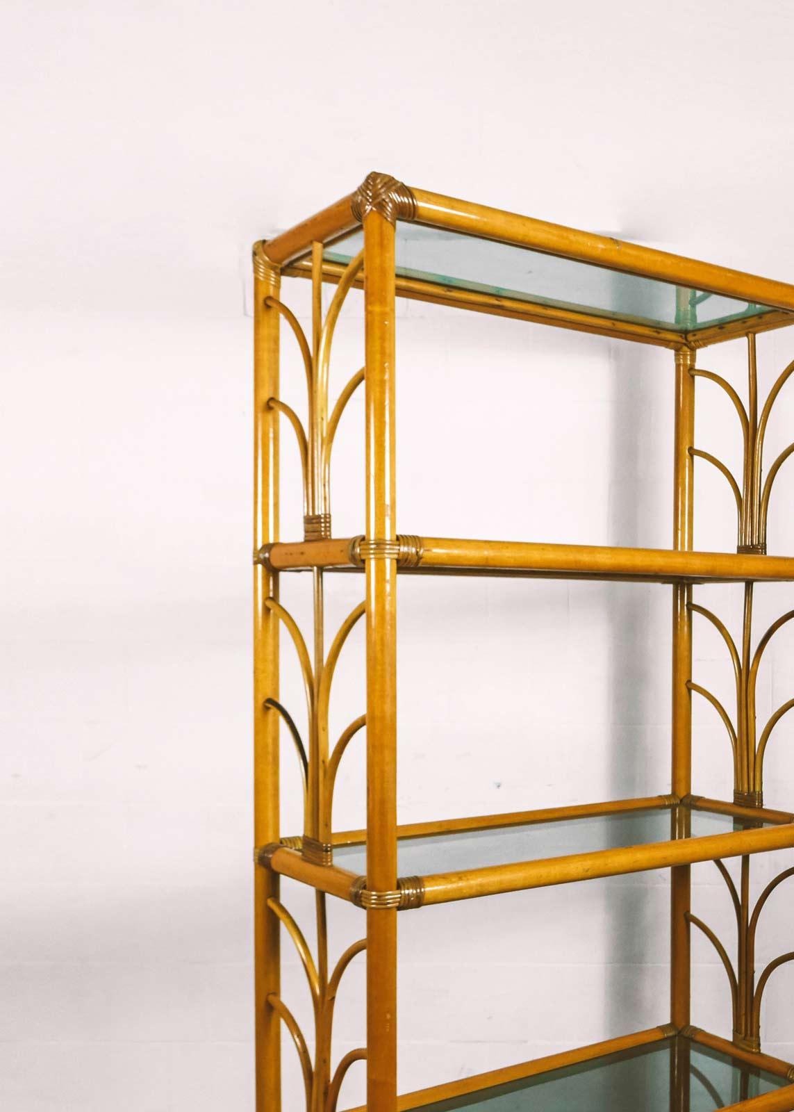 Wunderschönes Bücherregal aus den 80er Jahren mit Bambusstruktur. Das Bücherregal verfügt über 5 Glasböden und hat eine stabile und solide Struktur. Er wird Ihrem Wohnzimmer einen einzigartigen Retro-Touch verleihen.
Auch in kleineren Größen